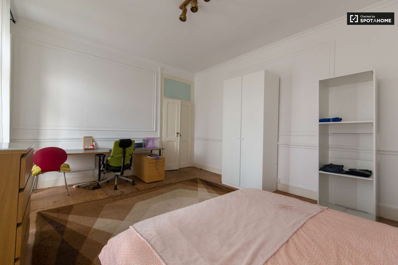 Double bed in Rooms for rent in modern 7-bedroom apartment in Avenidas Novas