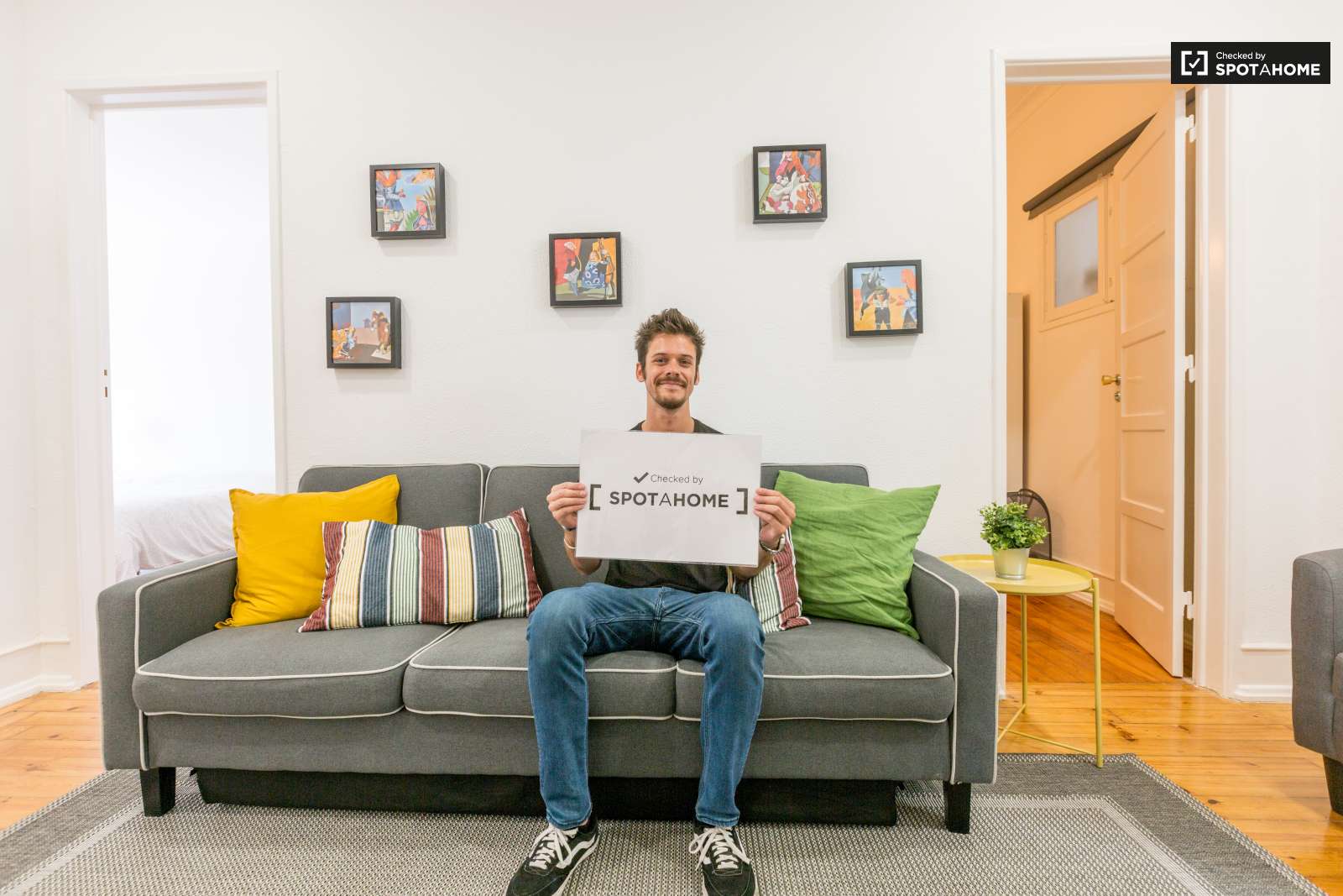 Double bed in Rooms for rent in beautiful 6-bedroom apartment near Roma-Areeiro train station