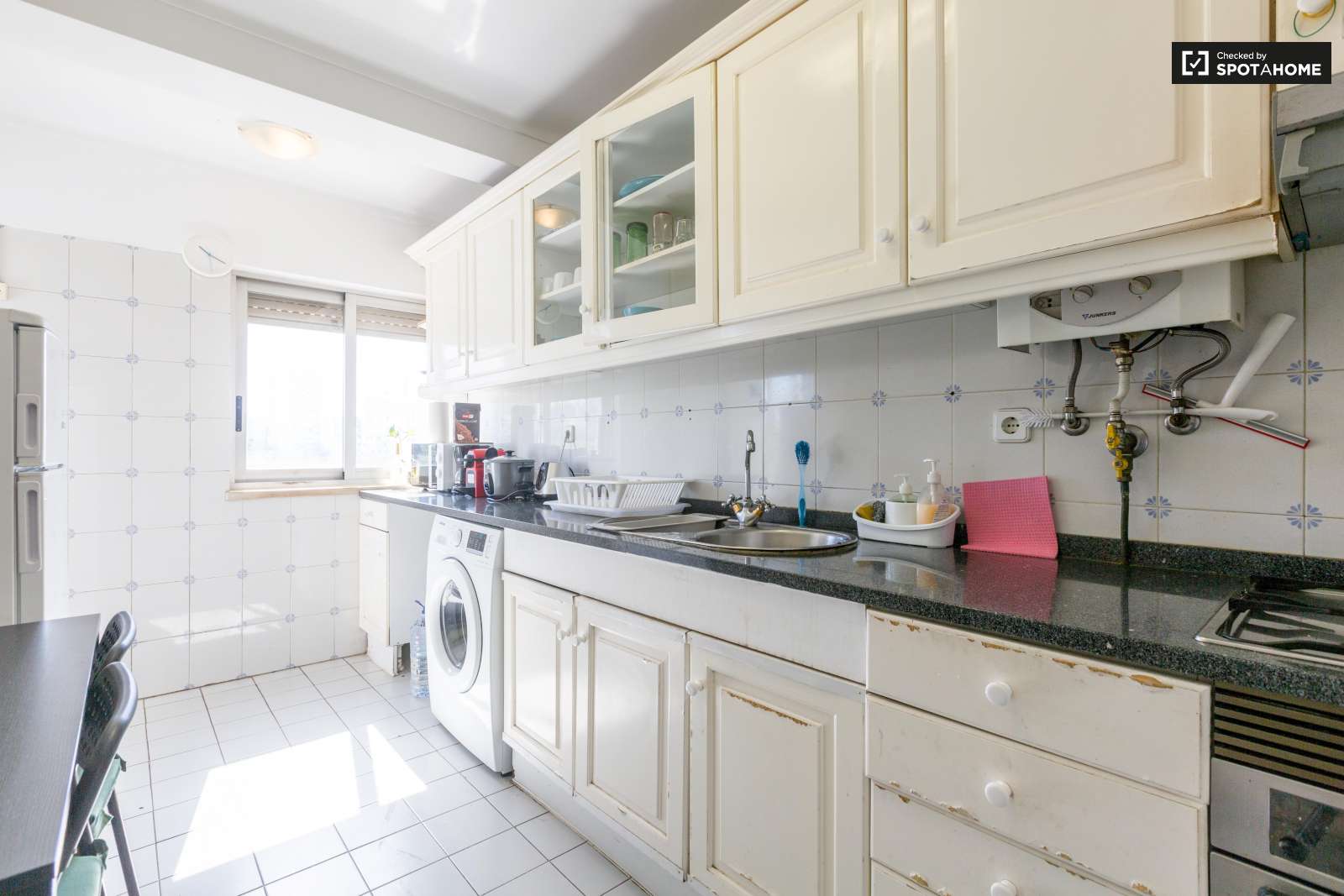 Single Bed in Rooms and beds to rent in 4-bedroom apartment near Bela Vista Park in Marvila