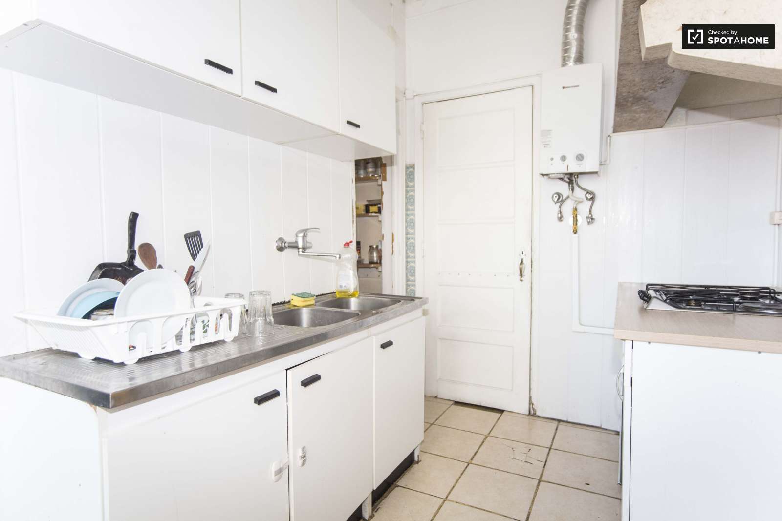 New Large sunny room central Lisbon 1km IST