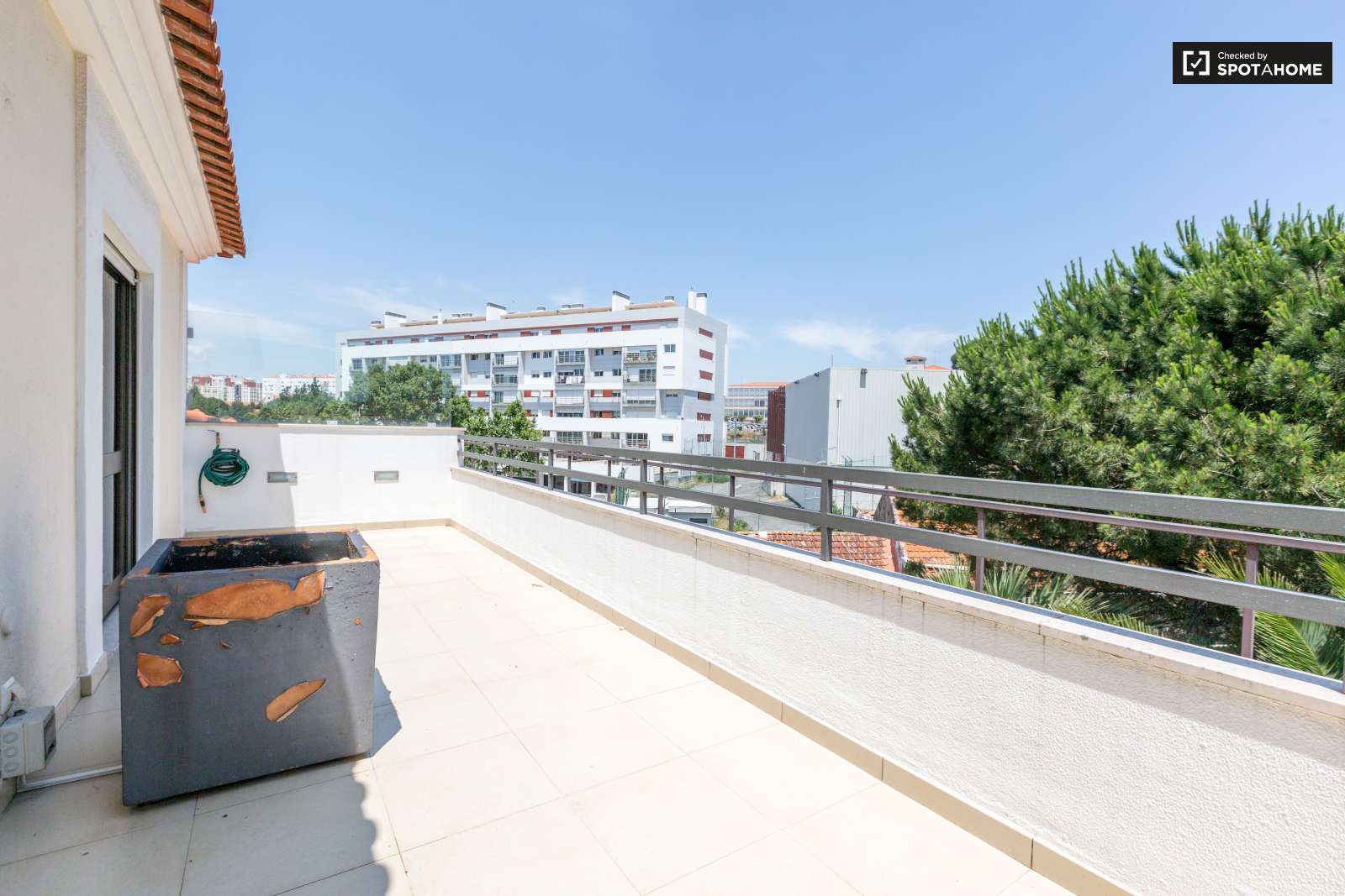 2-bedroom apartment with balcony for rent in São Domingos de Benfica