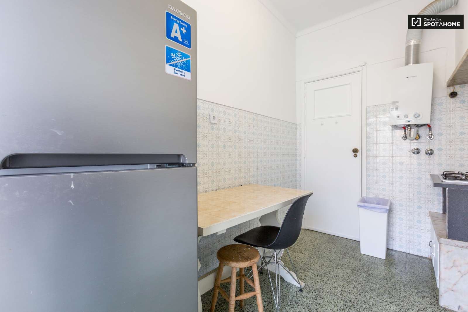 Large and Confortable Room for Rent in Cacém near Lisbon