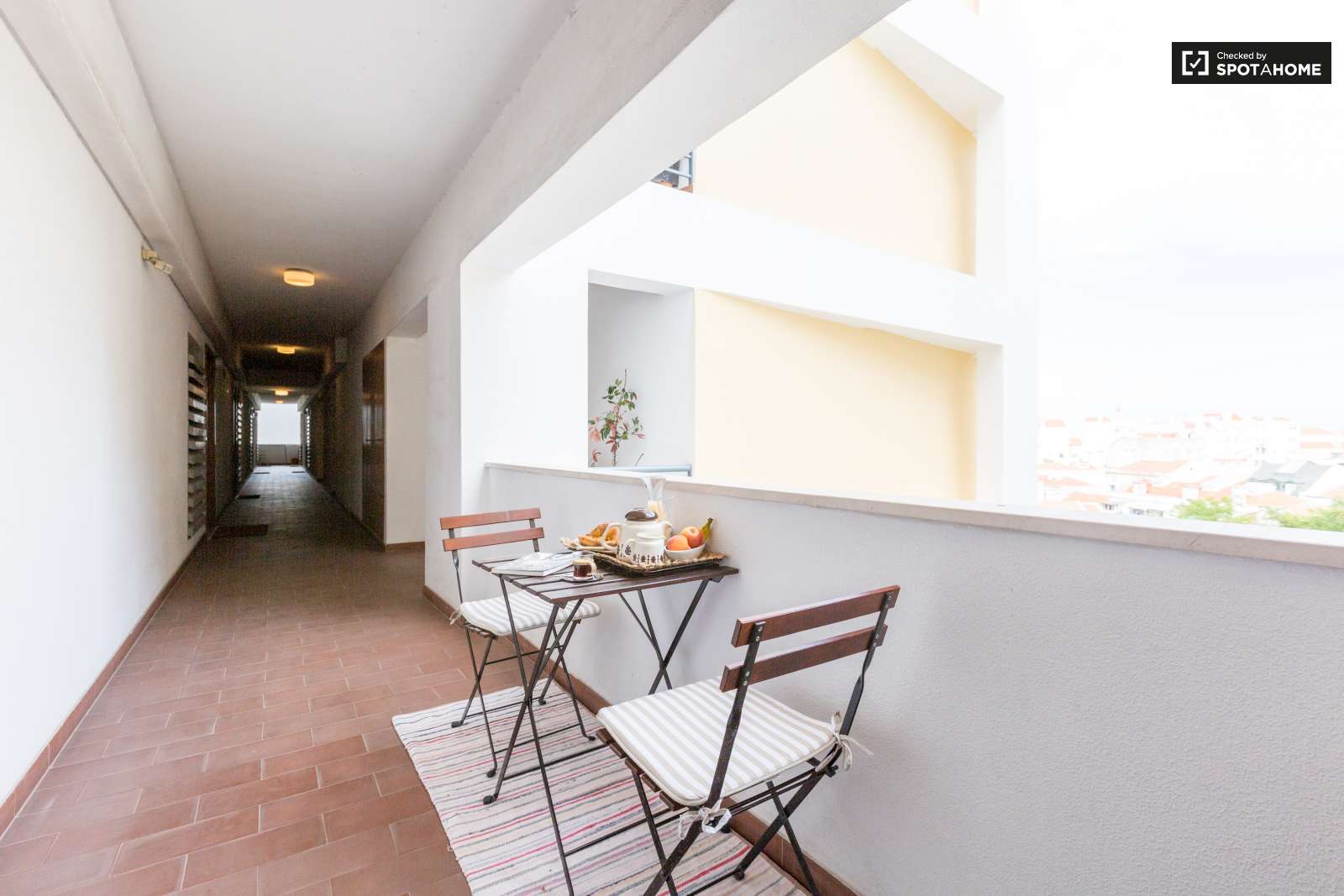 Delightful 1-bedroom apartment with parking garage for rent in Graça e São Vicente