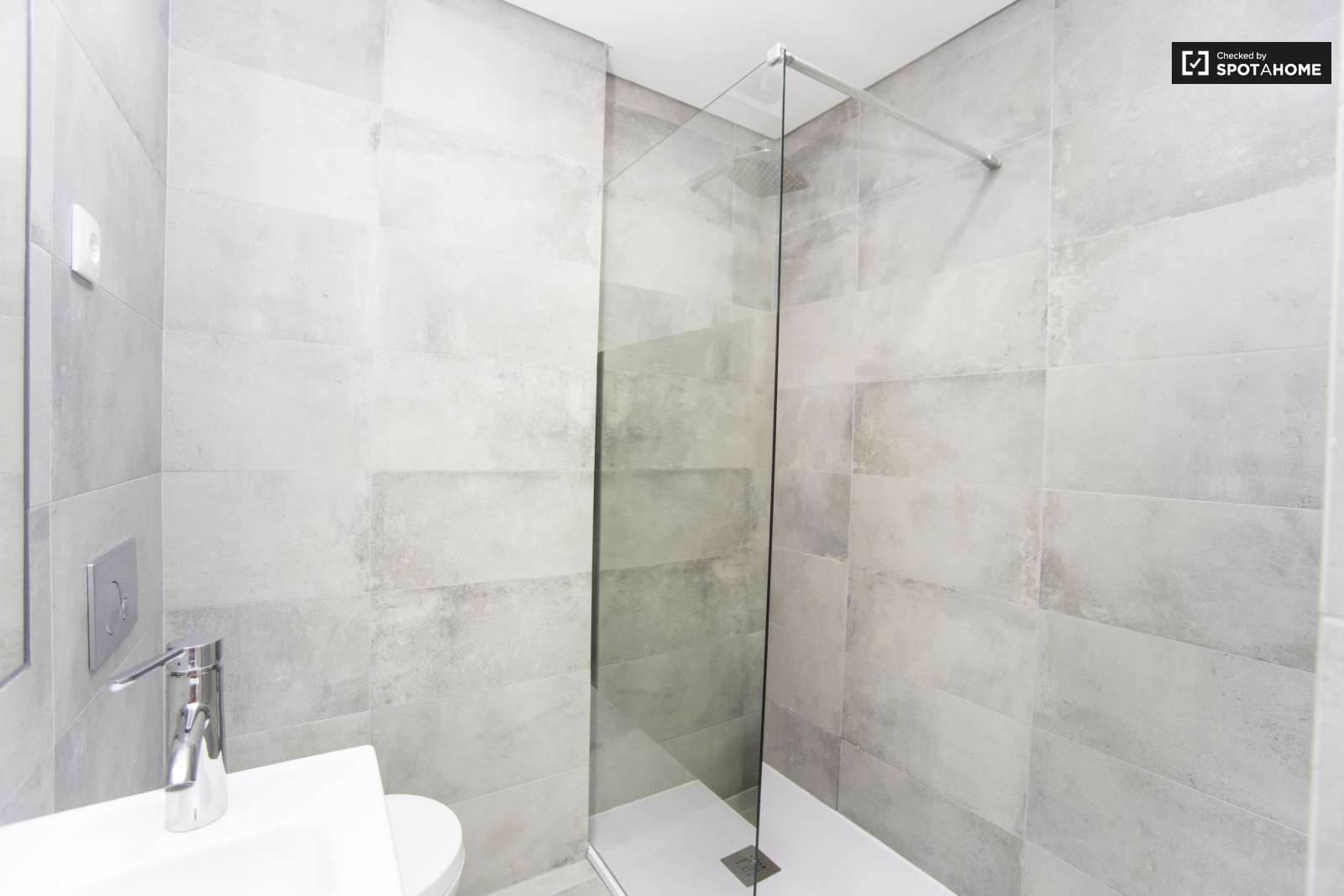 Single Bed in Bright rooms for rent in 4-bedroom apartment in Benfica