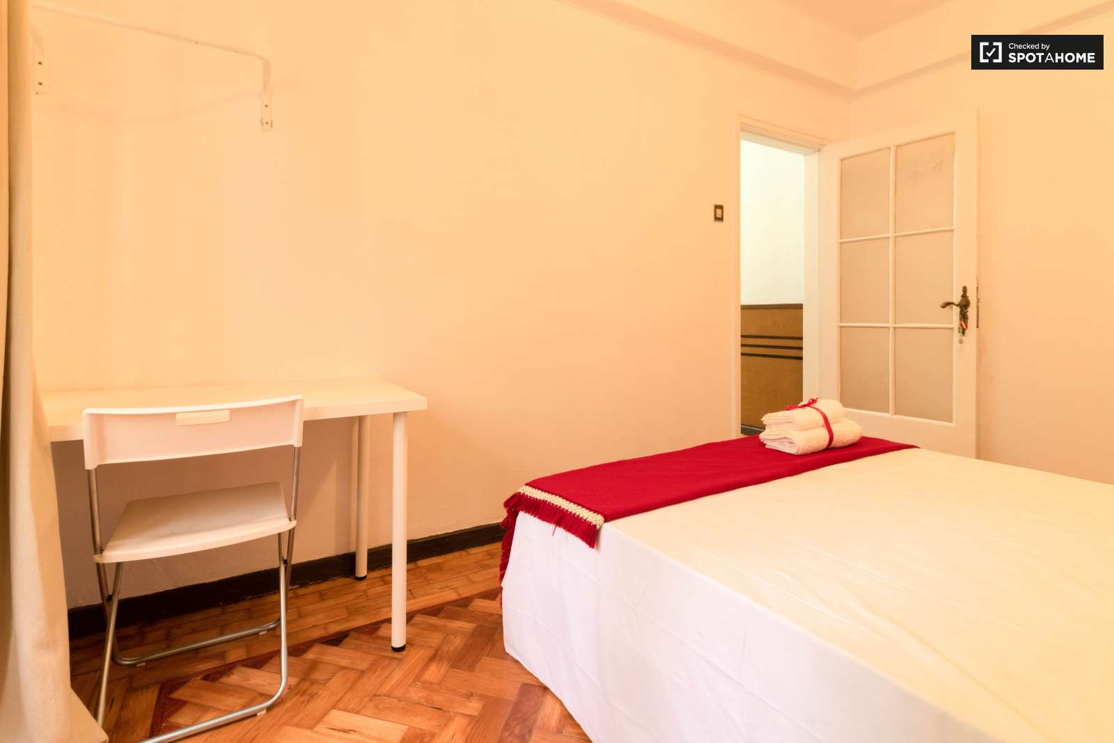 Double bed in Rooms for rent in spacious 5-bedroom apartment in Arroios