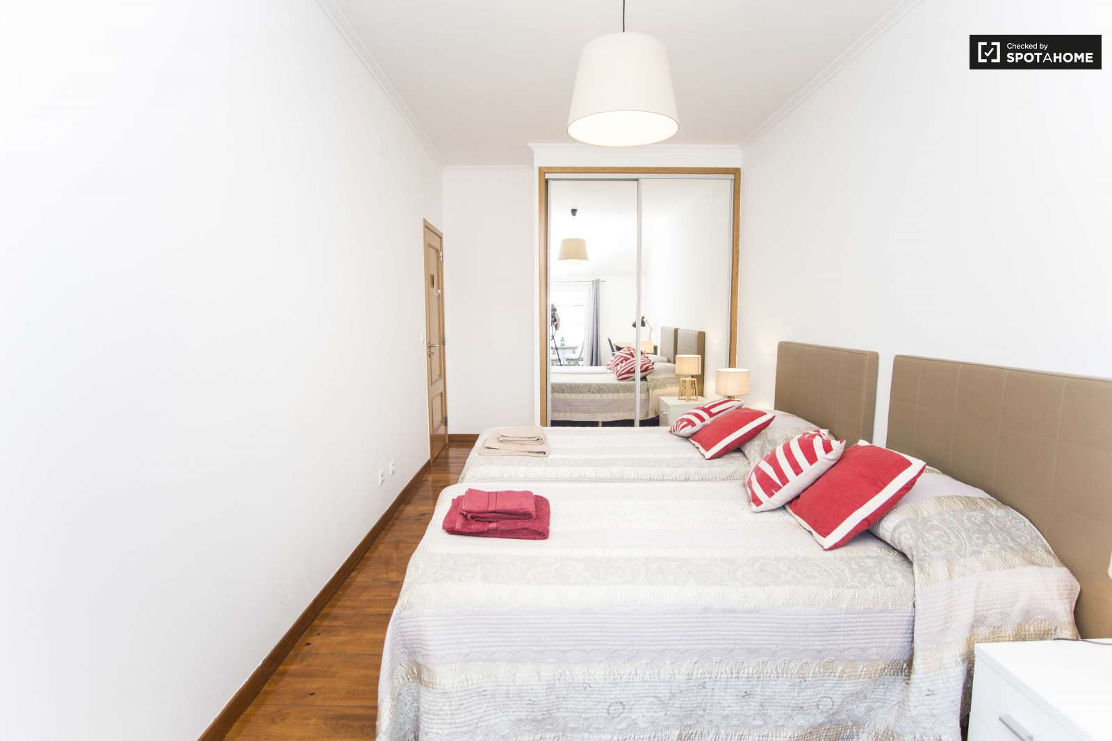 Habitación compartida por 4 personas con 3 camas.