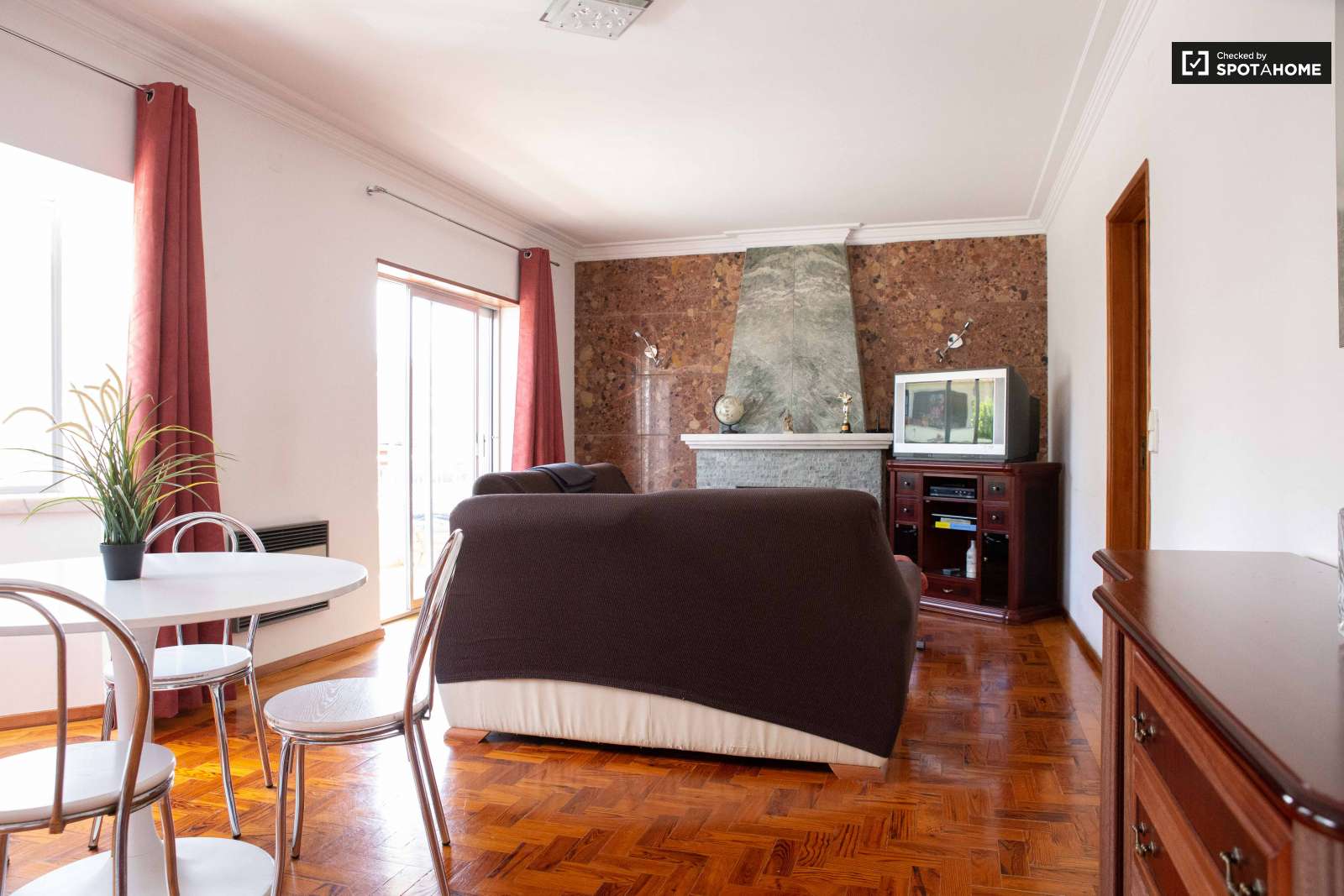 Double bed in Rooms for rent in charming 5-bedroom house in Estoril