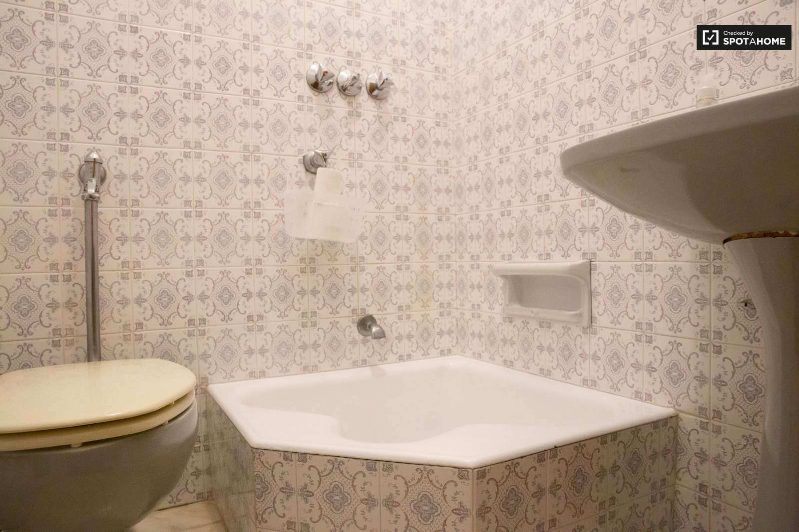 Double bed in Rooms for rent in charming 5-bedroom house in Estoril