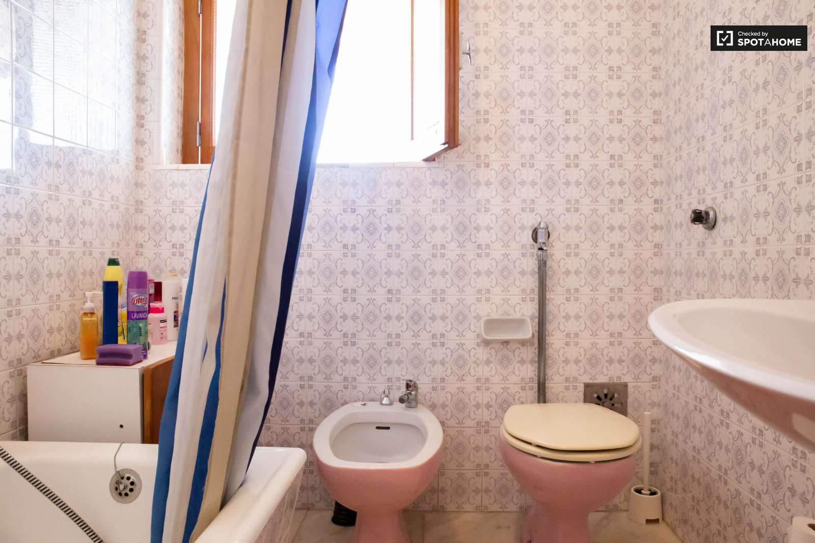 Double bed in Rooms for rent in charming 5-bedroom house in Estoril