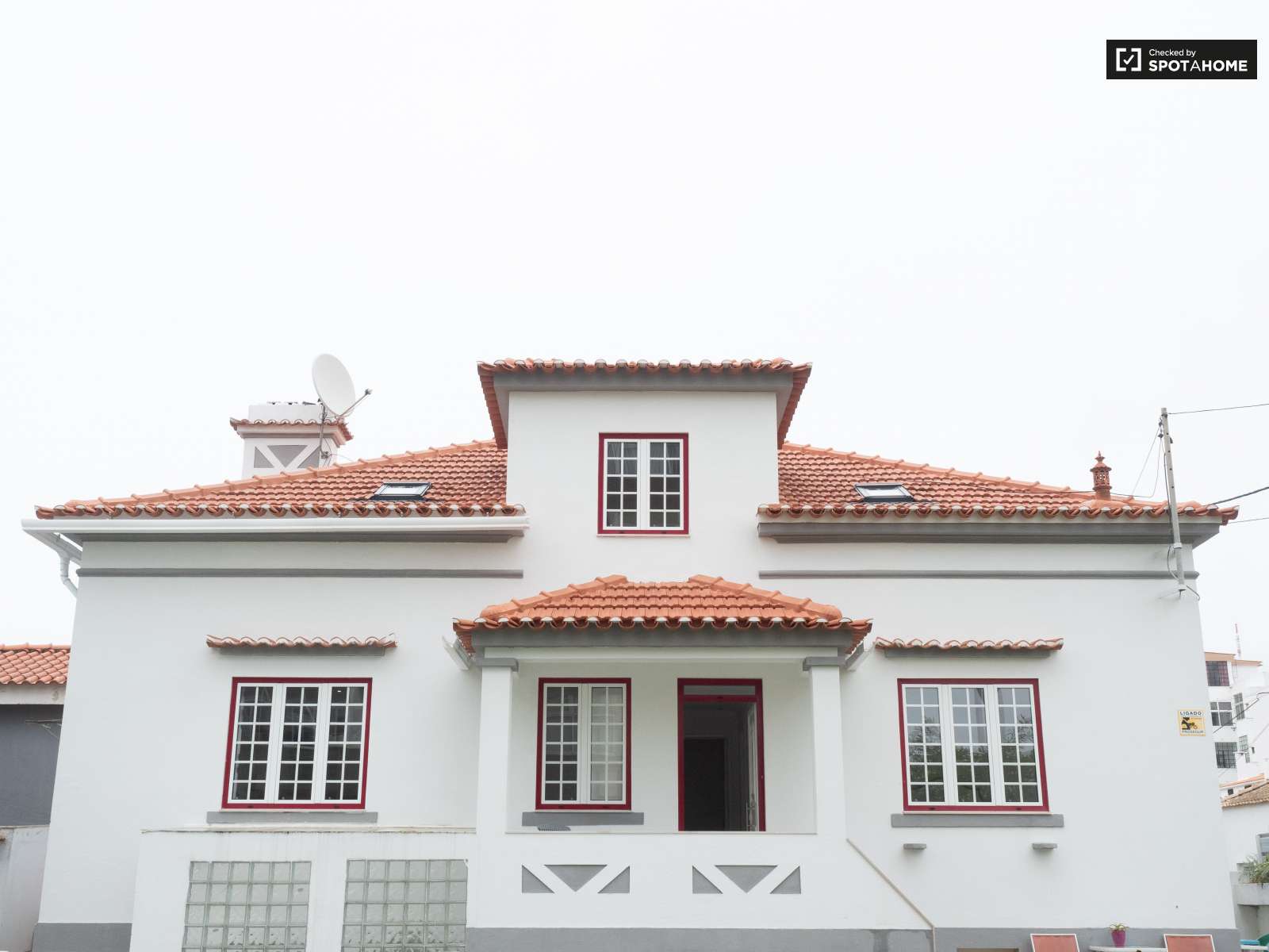 Double bed in Rooms to rent in spacious 6-bedroom house in Caparica, Lisbon