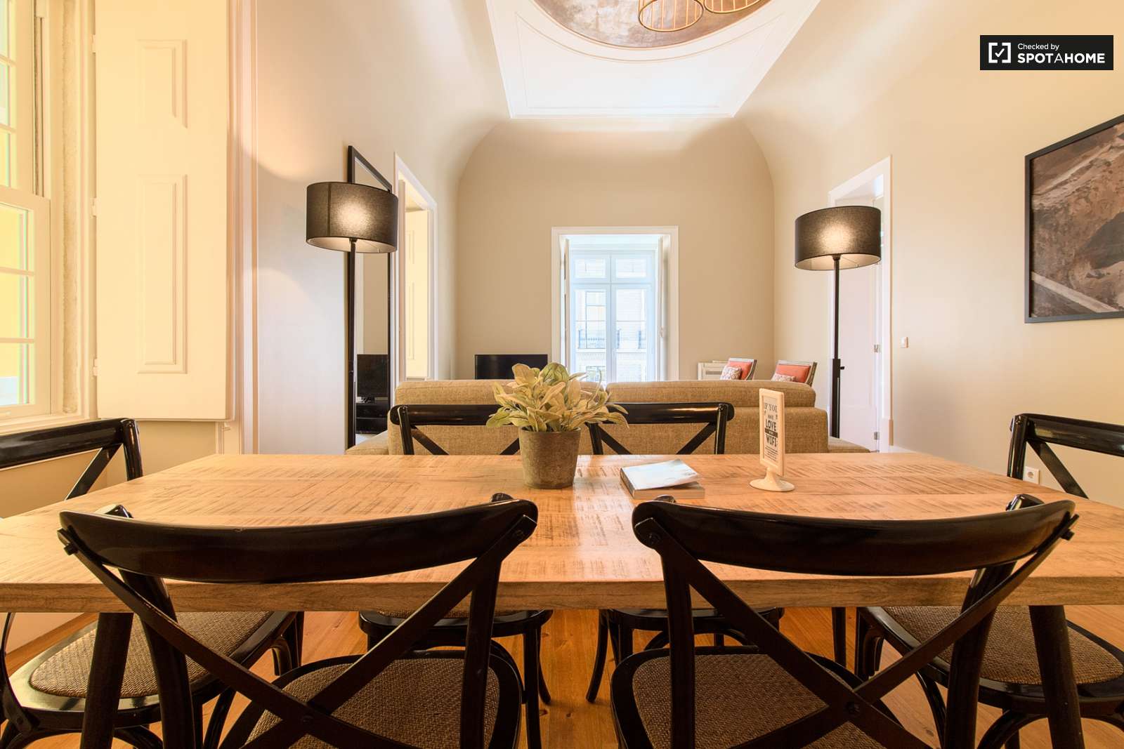 Sleek 2-bedroom apartment with balconies and AC for rent in Cais do Sodré