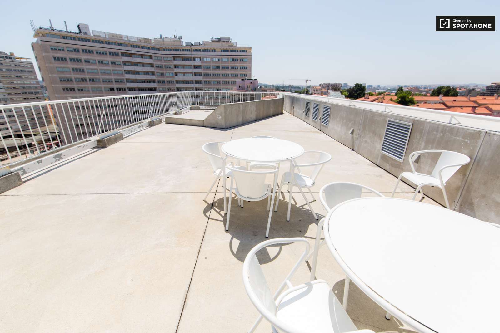 Double bed in En-suite rooms for rent in large residence in Alvalade