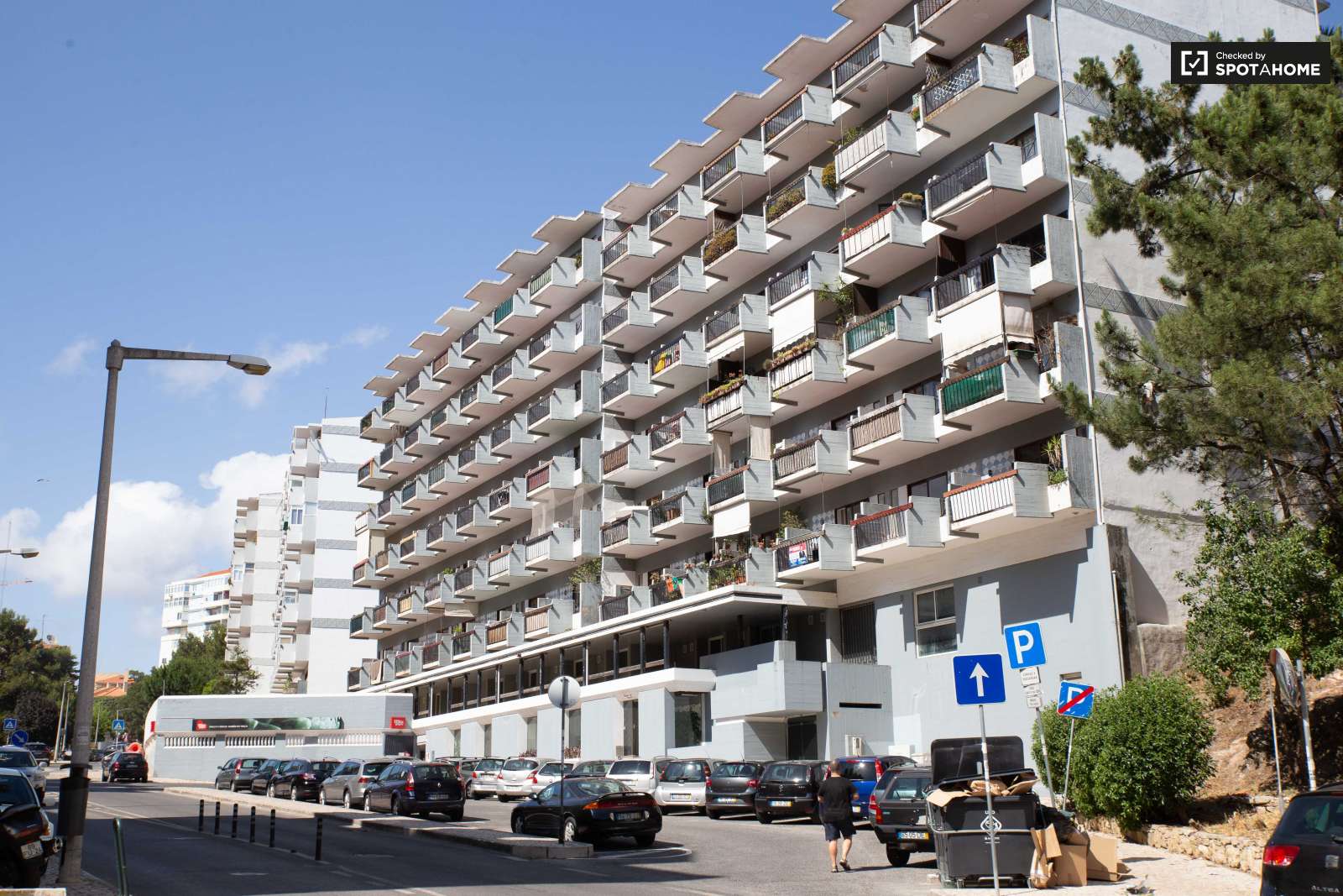 Colourful studio apartment for rent in Estoril