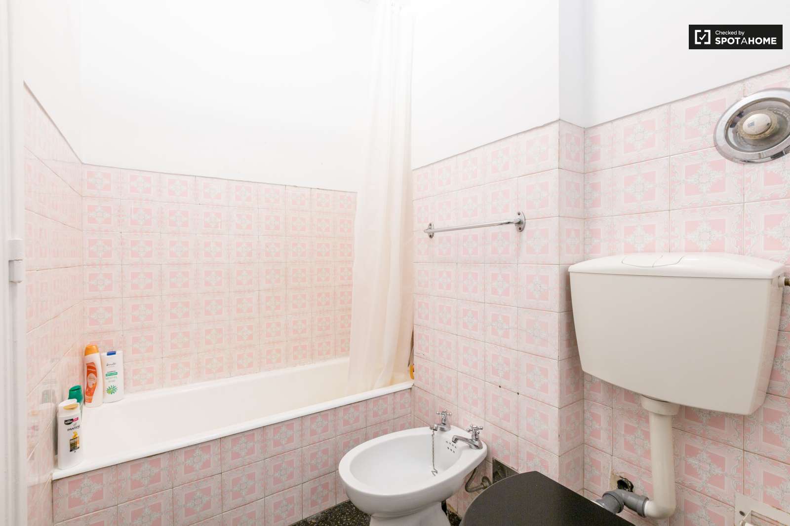 Nice room near the University NOVA (SBE) Carcavelos