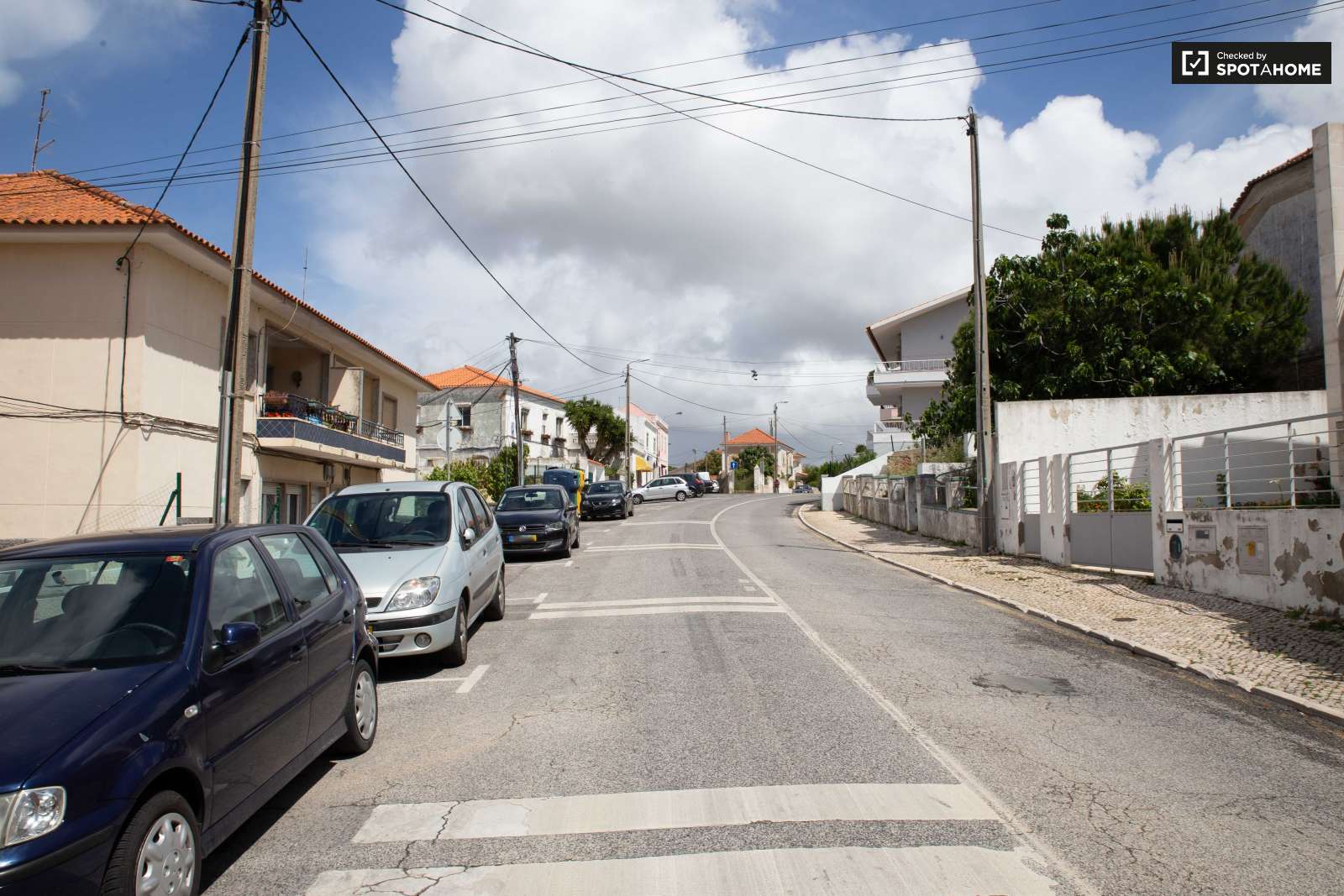 Double bed in Rooms for rent in charming 5-bedroom house in Estoril