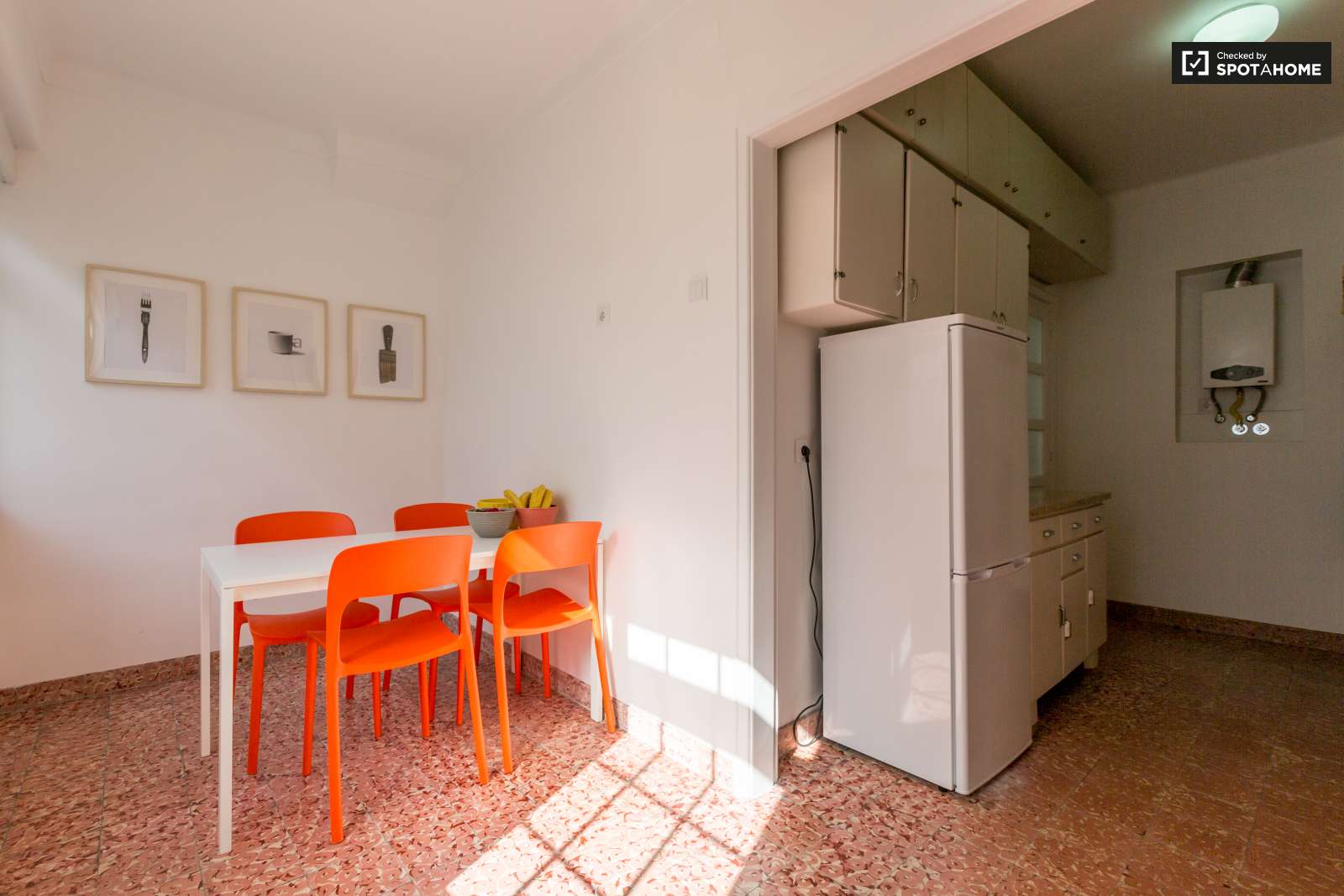 ROOM NEXT TO THE BEACH, CAPARICA, LISBON