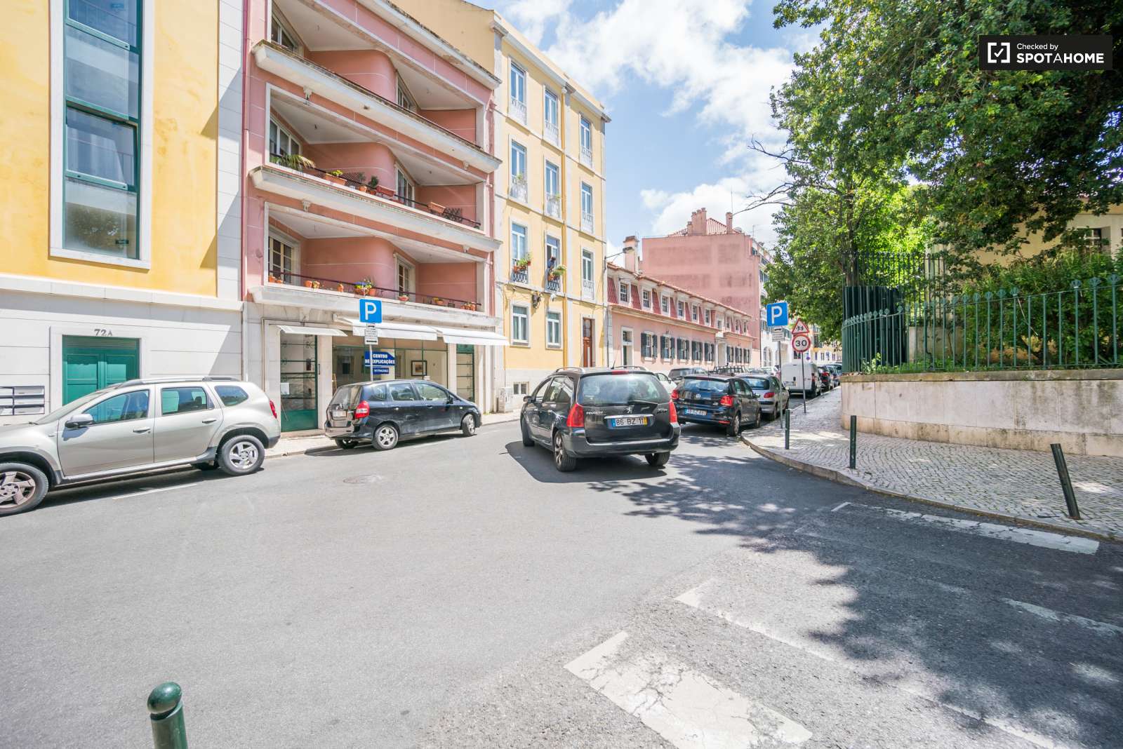 Double bed in Cozy rooms for rent in flatshare in Campo de Ourique