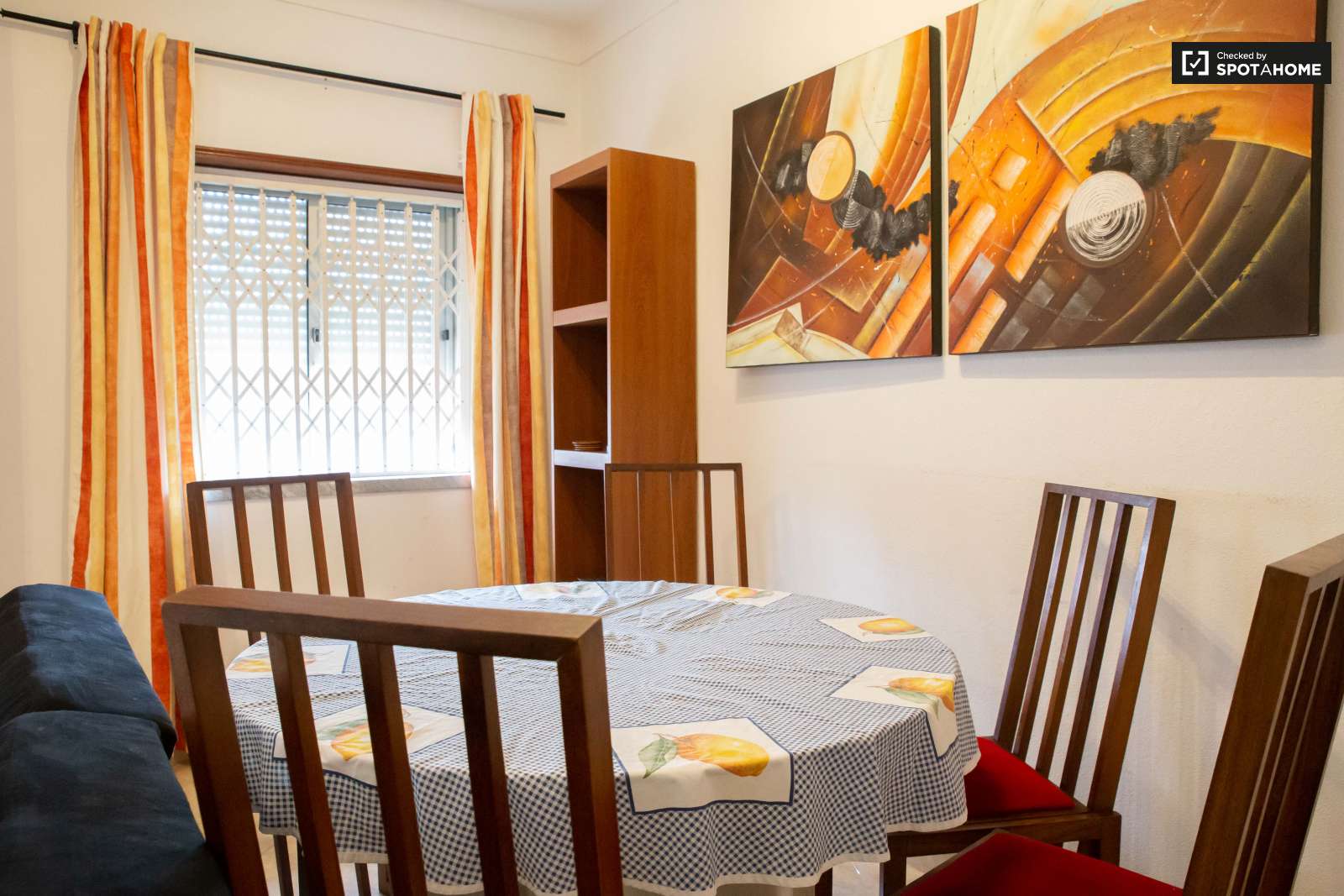 Double bed in Spacious rooms for rent in 5-bedroom house in Sao Domingos de Rana