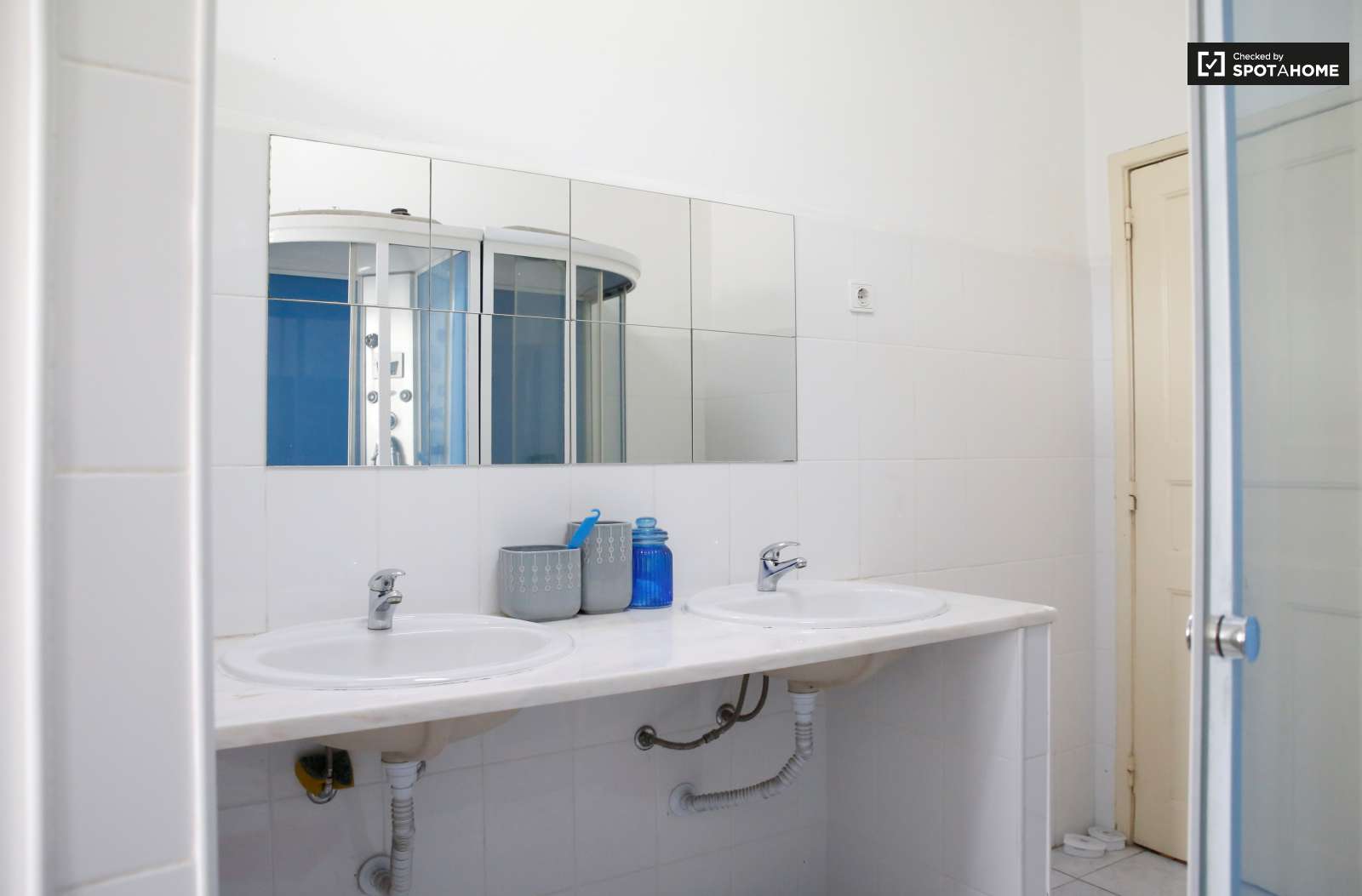 Twin Beds in Gorgeous rooms for rent in lovely flatshare in Avenidas Novas, near Metro Saldanha