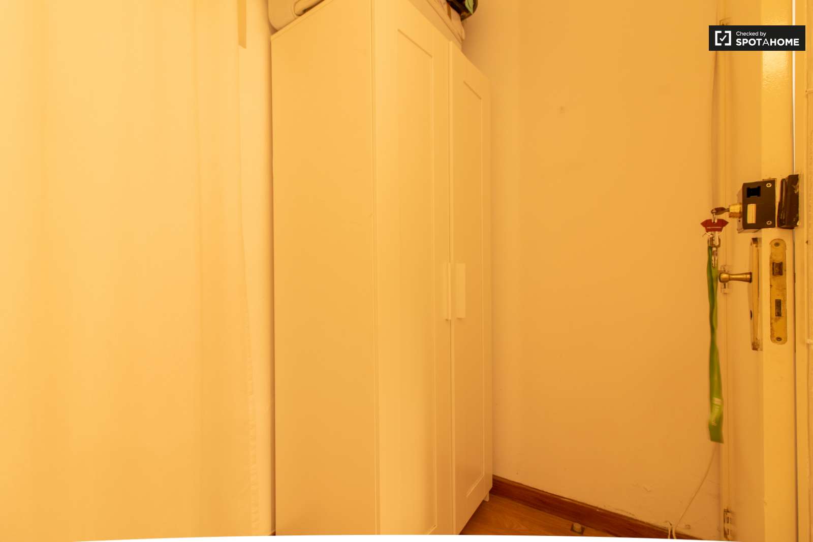 Double bed in Spacious rooms for rent in 6-bedroom apartment in Arroios