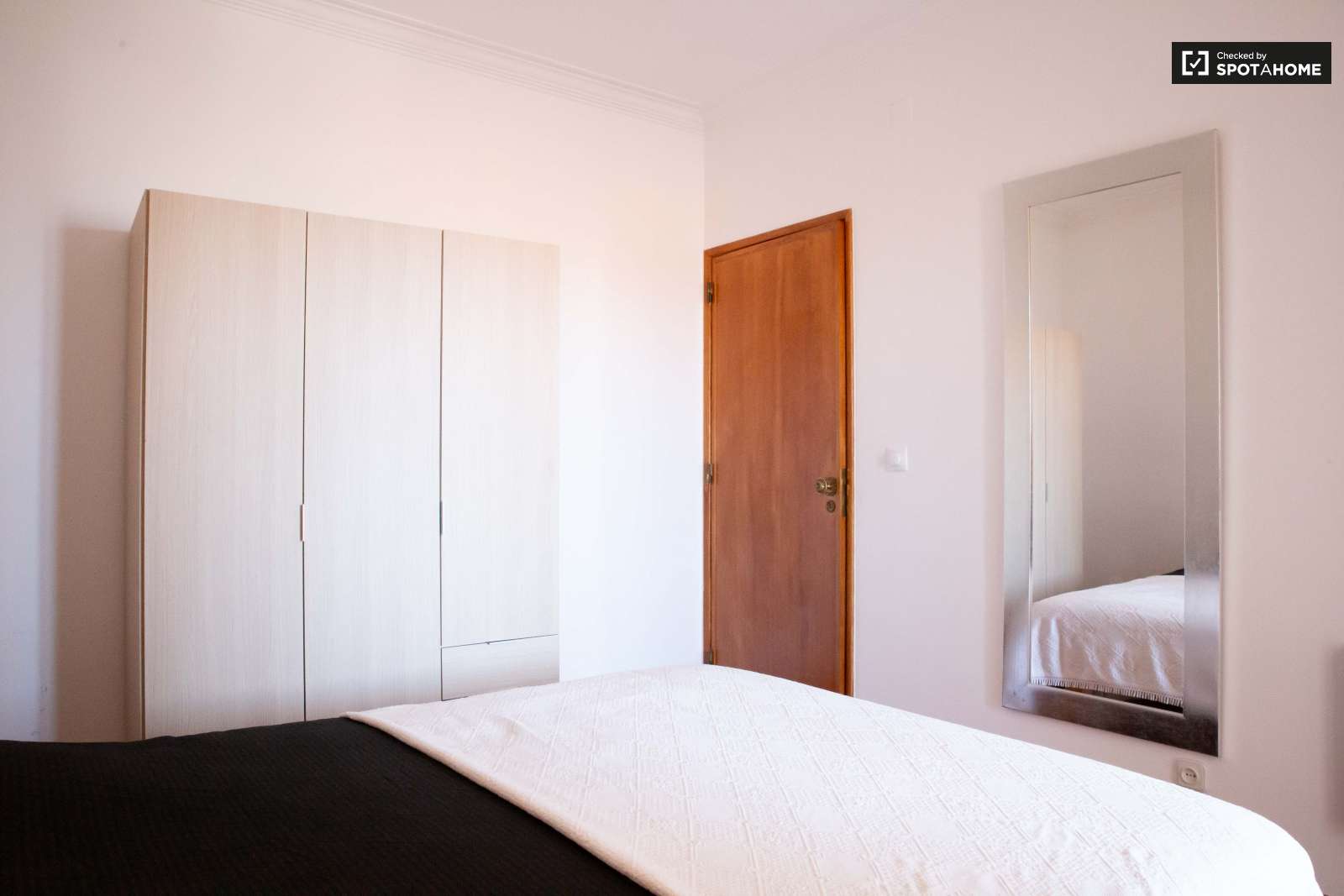 Double bed in Rooms for rent in charming 5-bedroom house in Estoril