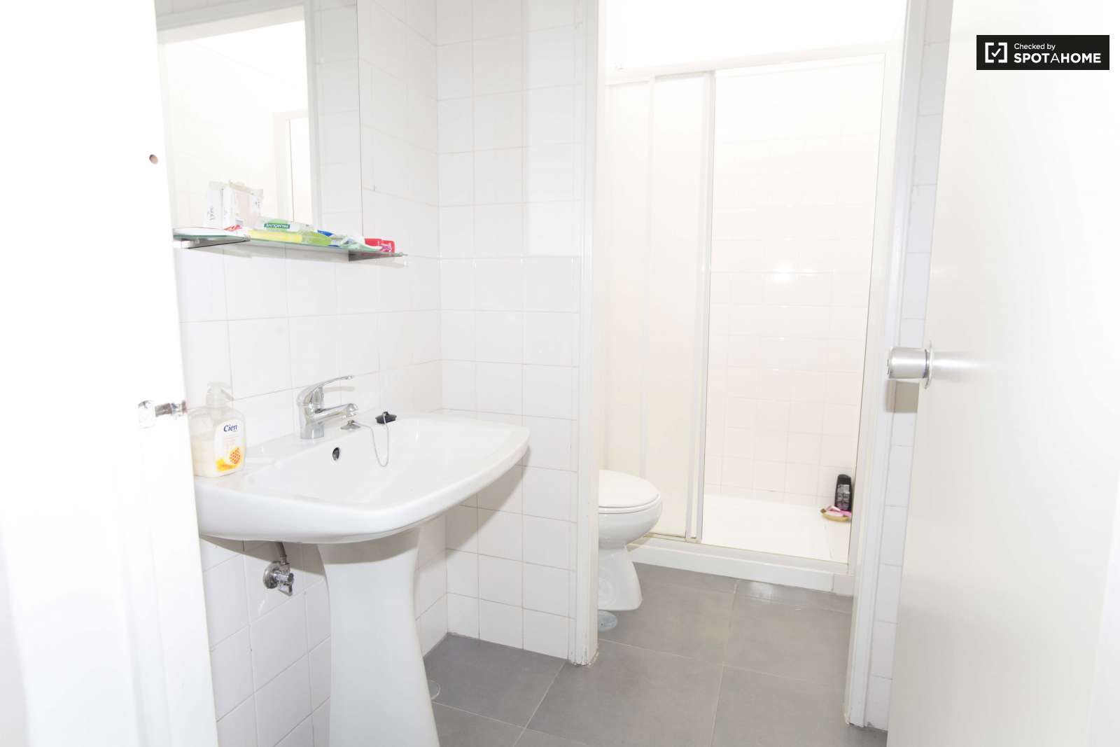 Single Bed in Furnished rooms for rent in super cool shared students residence in Avenidas Nova