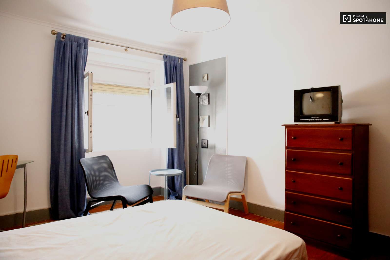 Double bed in Rooms for rent in 2-bedroom apartment in Alameda