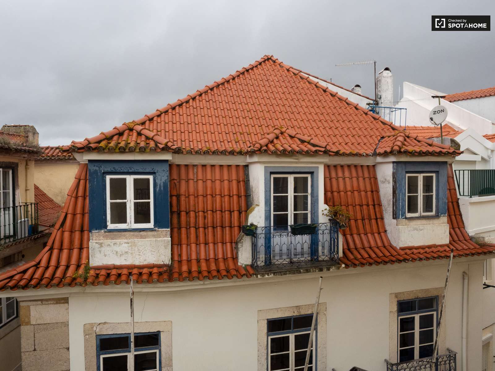 Single Bed in Rooms for rent in 3-bedroom apartment in Santa Maria Maior