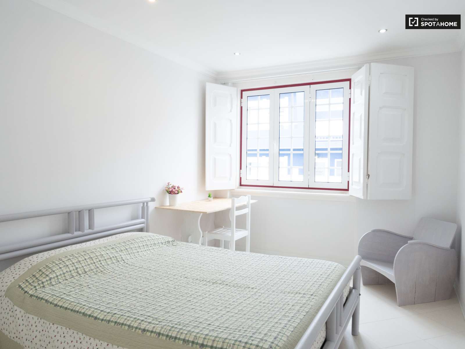 Double bed in Rooms to rent in spacious 6-bedroom house in Caparica, Lisbon