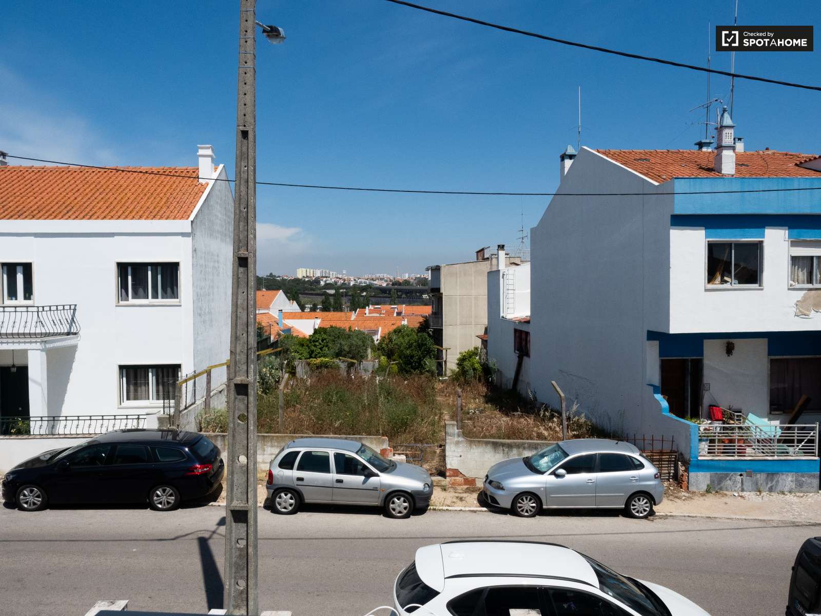 Single Bed in Rooms for rent in spacious 4-bedroom apartment in Corroios