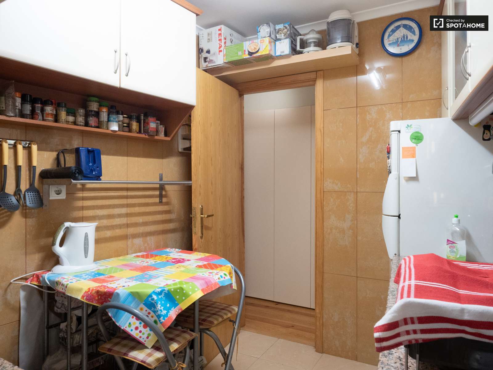 Single Bed in Rooms for rent in 3-bedroom apartment in Santa Maria Maior