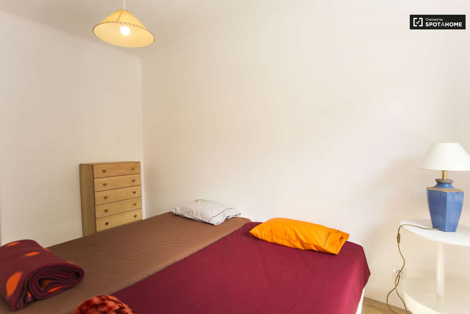 Single Bed in Bright rooms for rent in 4-bedroom apartment in Benfica