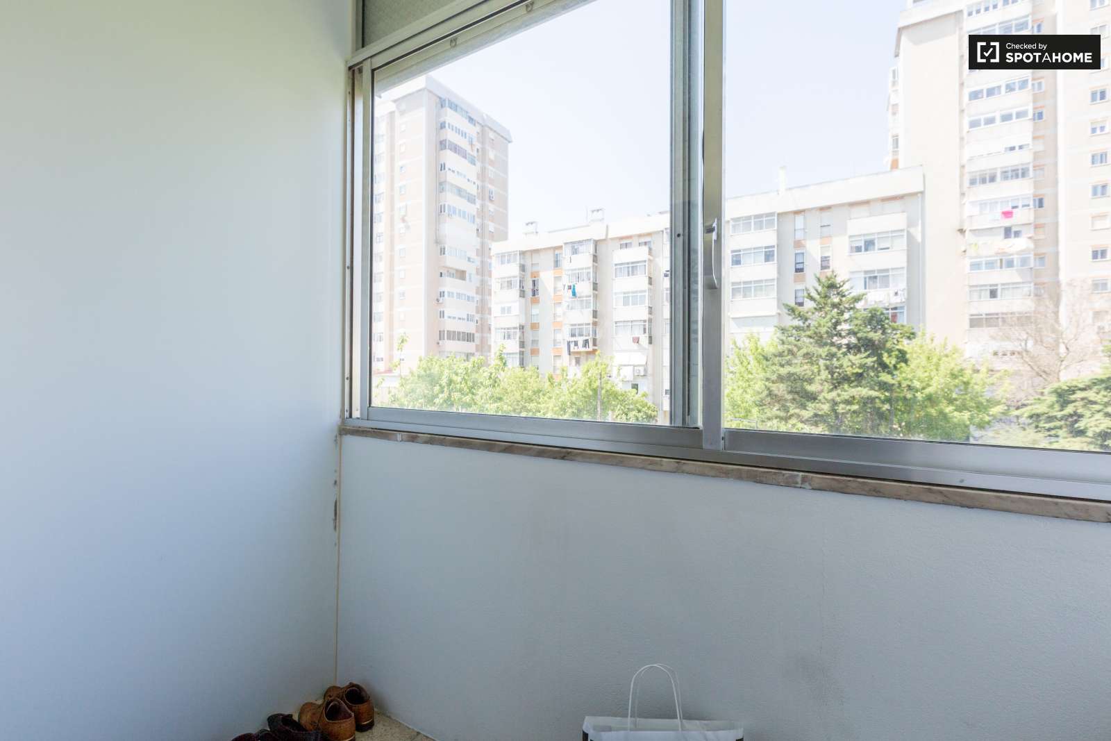 Large and Confortable Room for Rent in Cacém near Lisbon