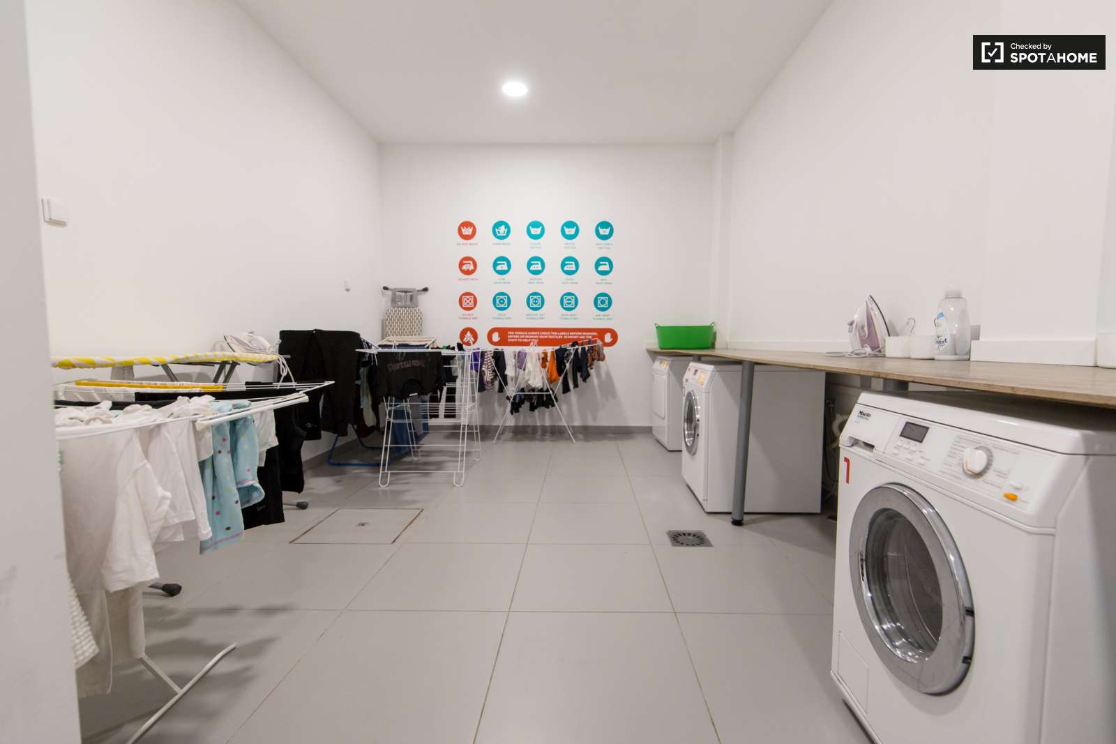 Double bed in En-suite rooms for rent in large residence in Alvalade