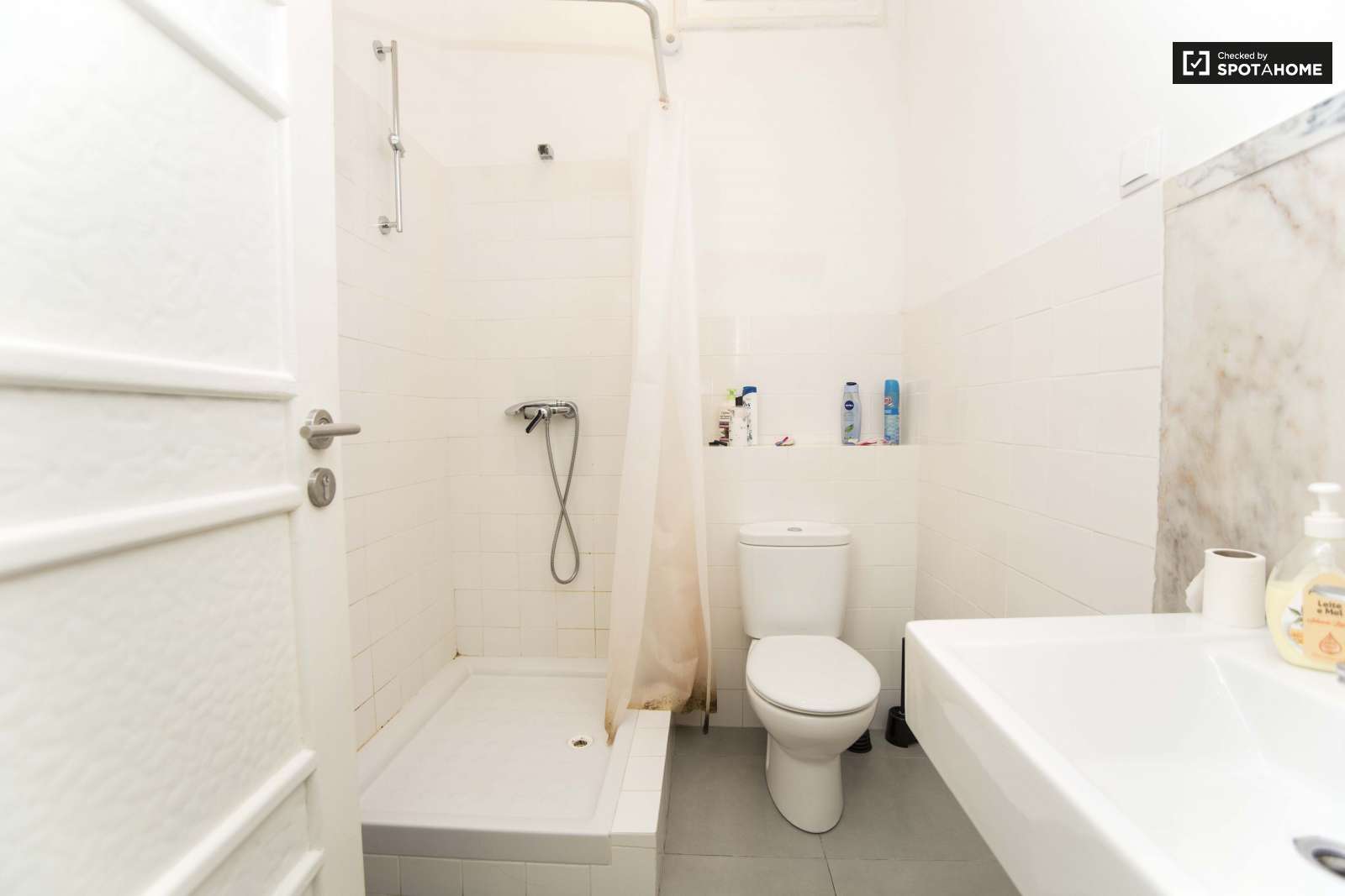 SINGLE ROOM NEXT LARANJEIRO METRO, ALMADA, LISBON