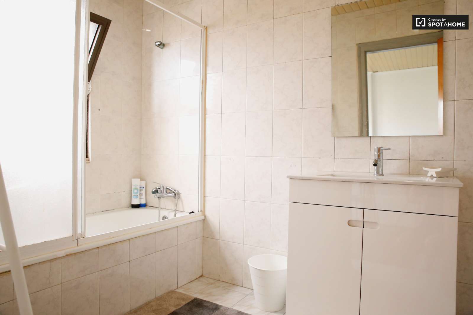 Double bed in Rooms for rent in 2-bedroom apartment in Alameda