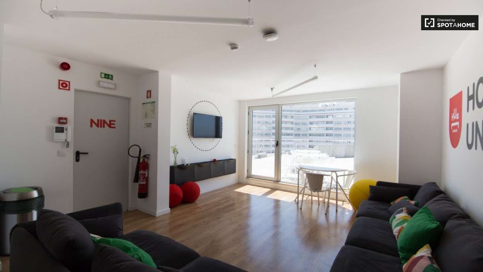 Double bed in Rooms for rent in 5-bedroom apartment near National Library of Portugal in Alvalade