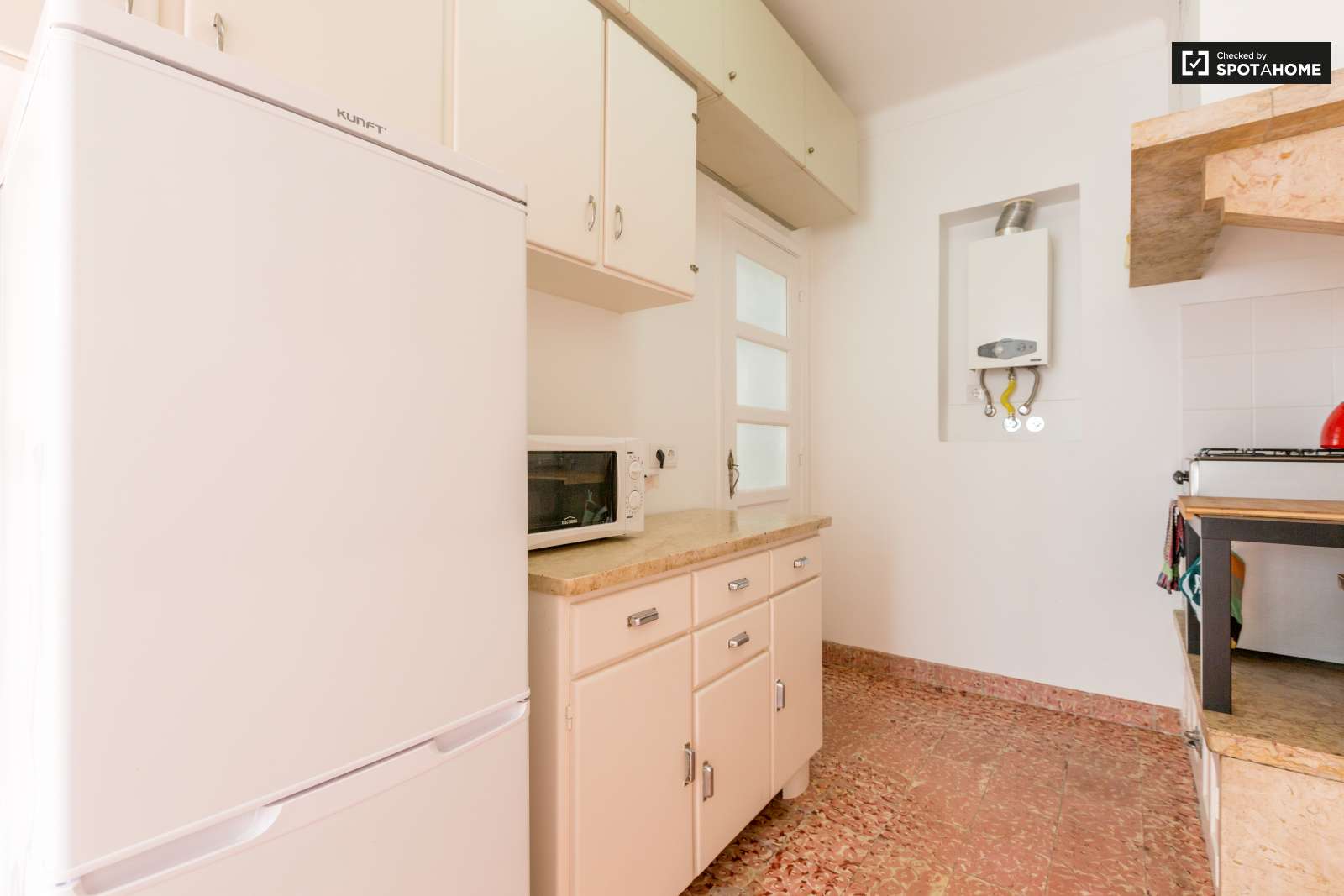 ROOM NEXT TO THE BEACH, CAPARICA, LISBON