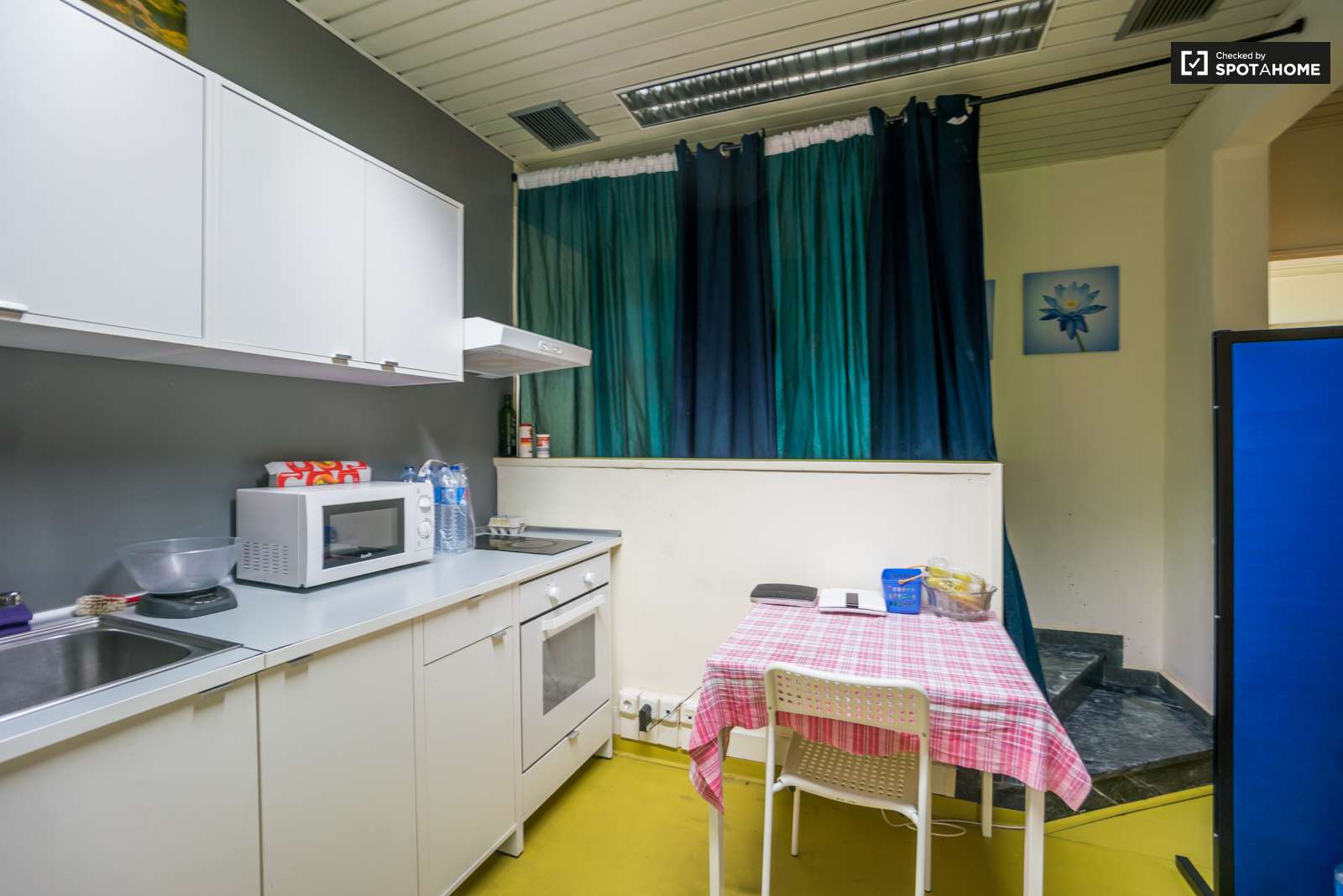 Double bed in Cozy rooms for rent in flatshare in Campo de Ourique