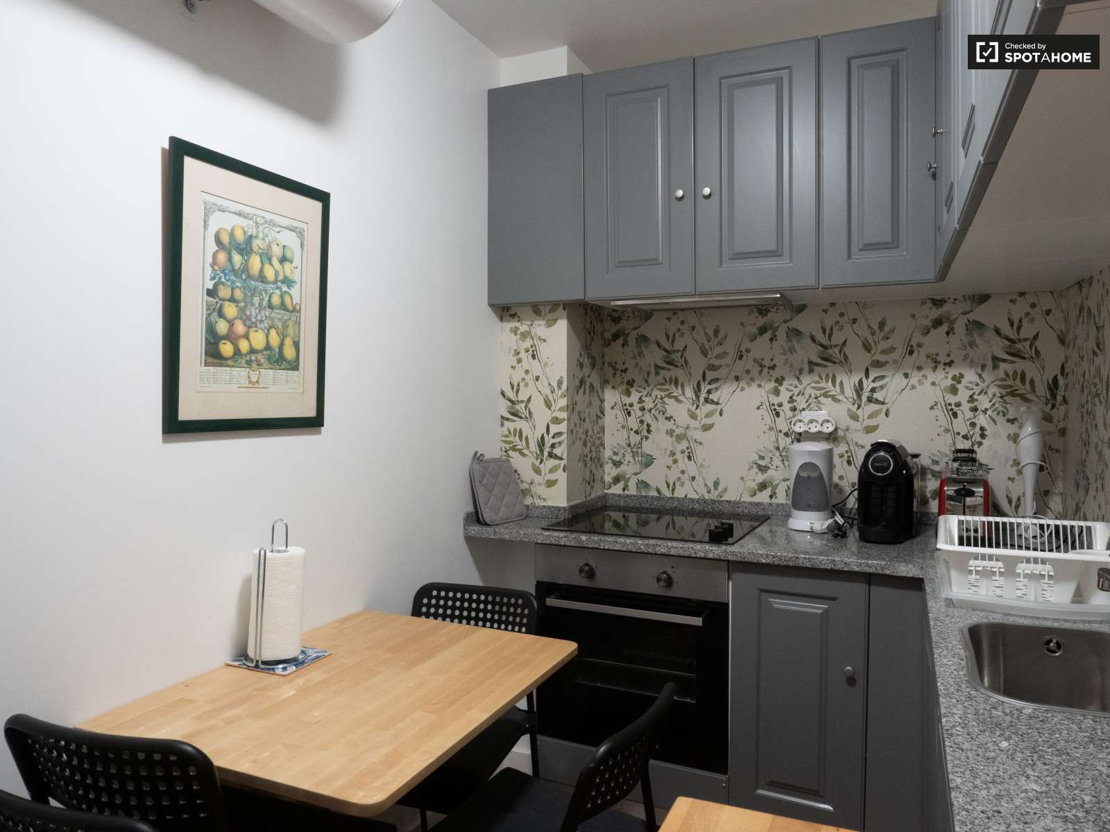 Chic 2-bedroom apartment for rent in Estrela