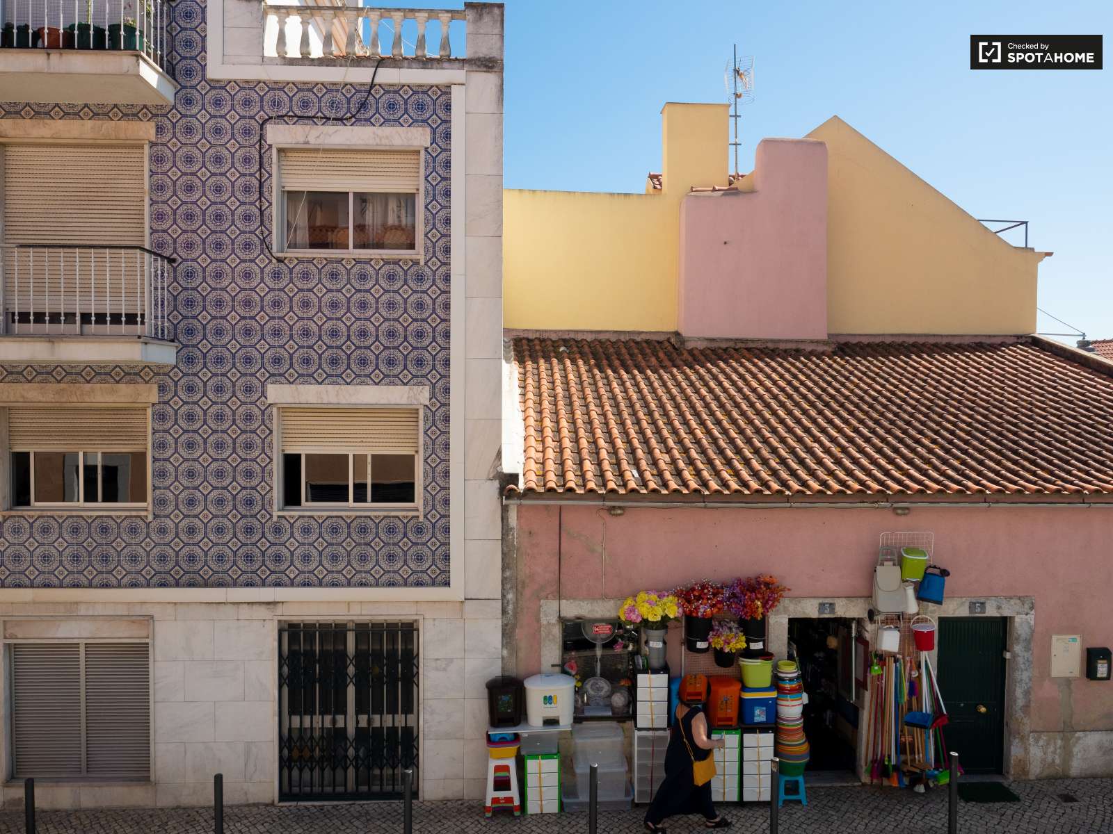 Bright studio apartment for rent in Ajuda