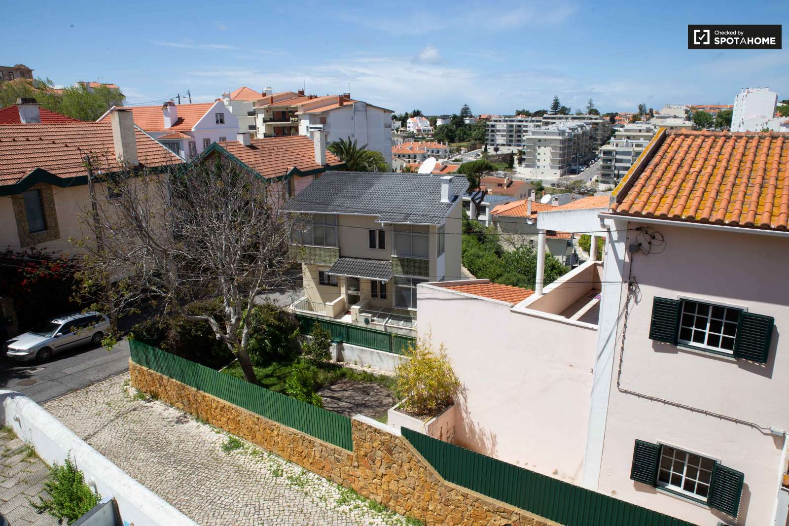 Double bed in Rooms for rent in charming 5-bedroom house in Estoril