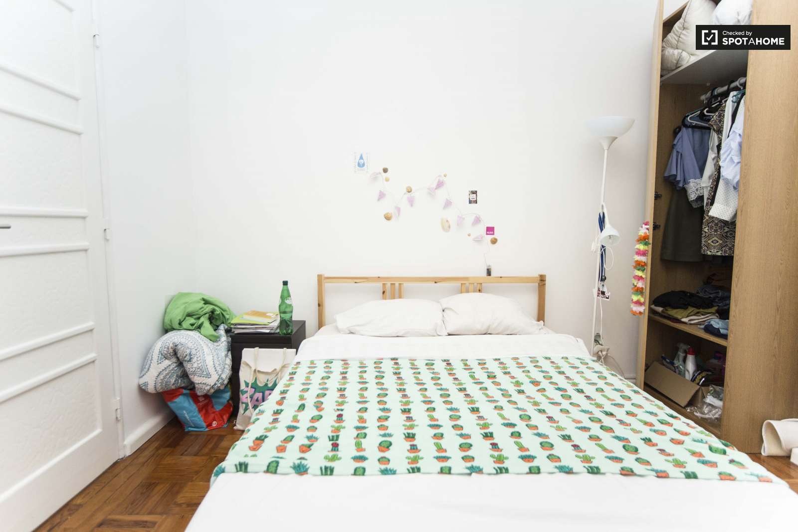 Double bed in Furnished rooms for rent in spacious 9-bedroom apartment in Arroios