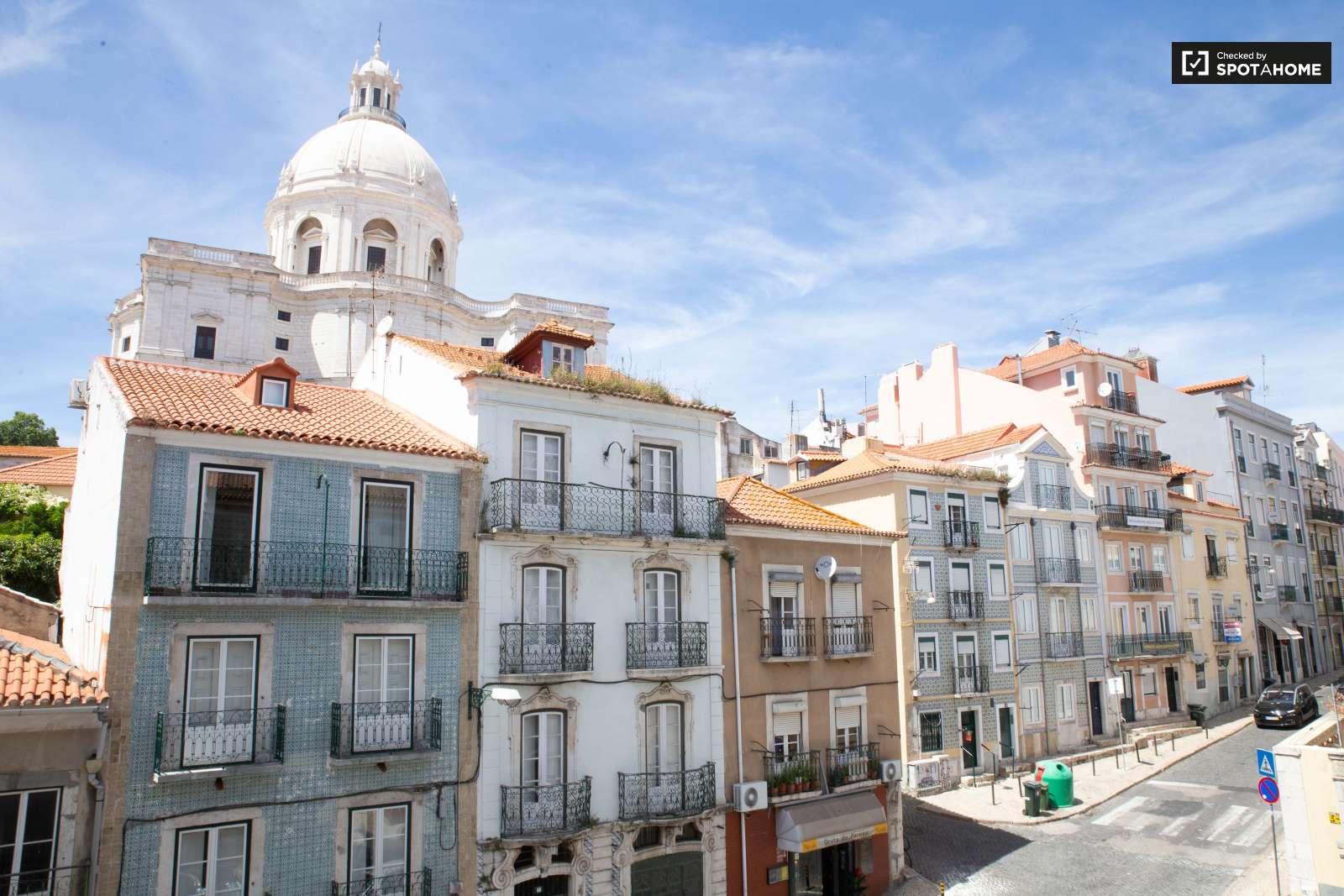 Renovated 3-bedroom apartment for rent in Graça e São Vicente