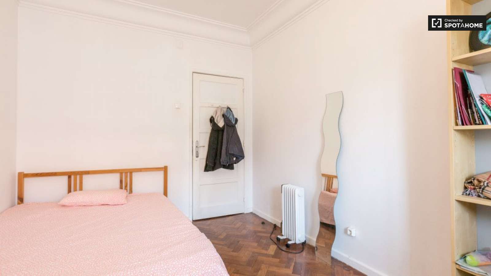 SINGLE ROOM IN METRO TELHEIRAS, LISBON