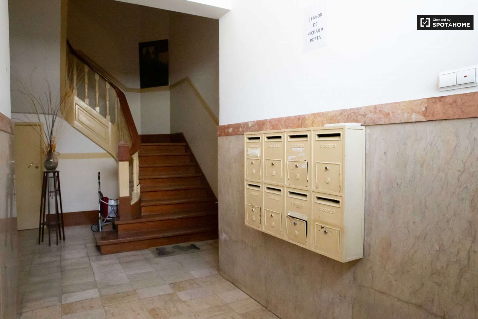 Renovated 3-bedroom apartment for rent in Graça e São Vicente