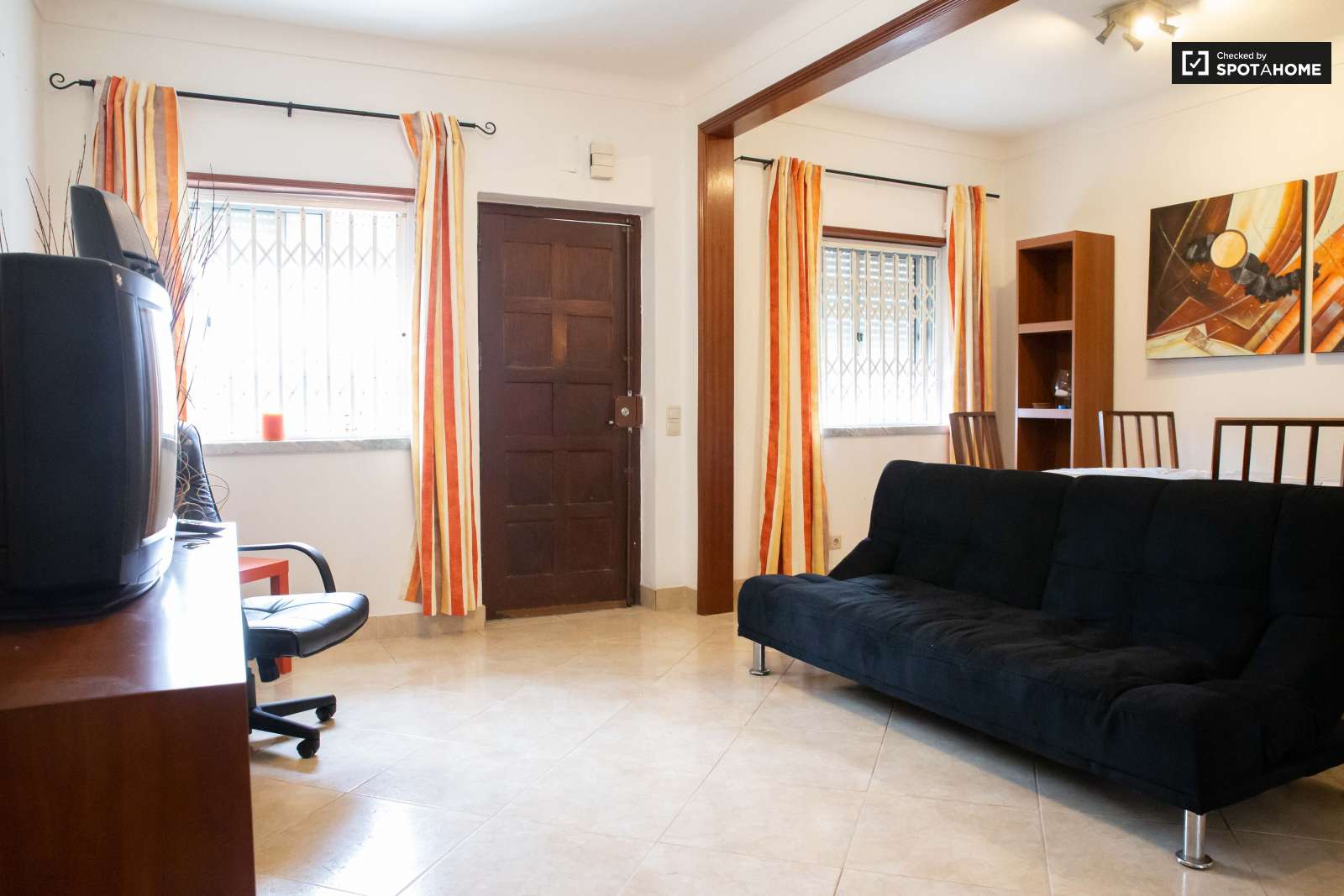 Double bed in Spacious rooms for rent in 5-bedroom house in Sao Domingos de Rana