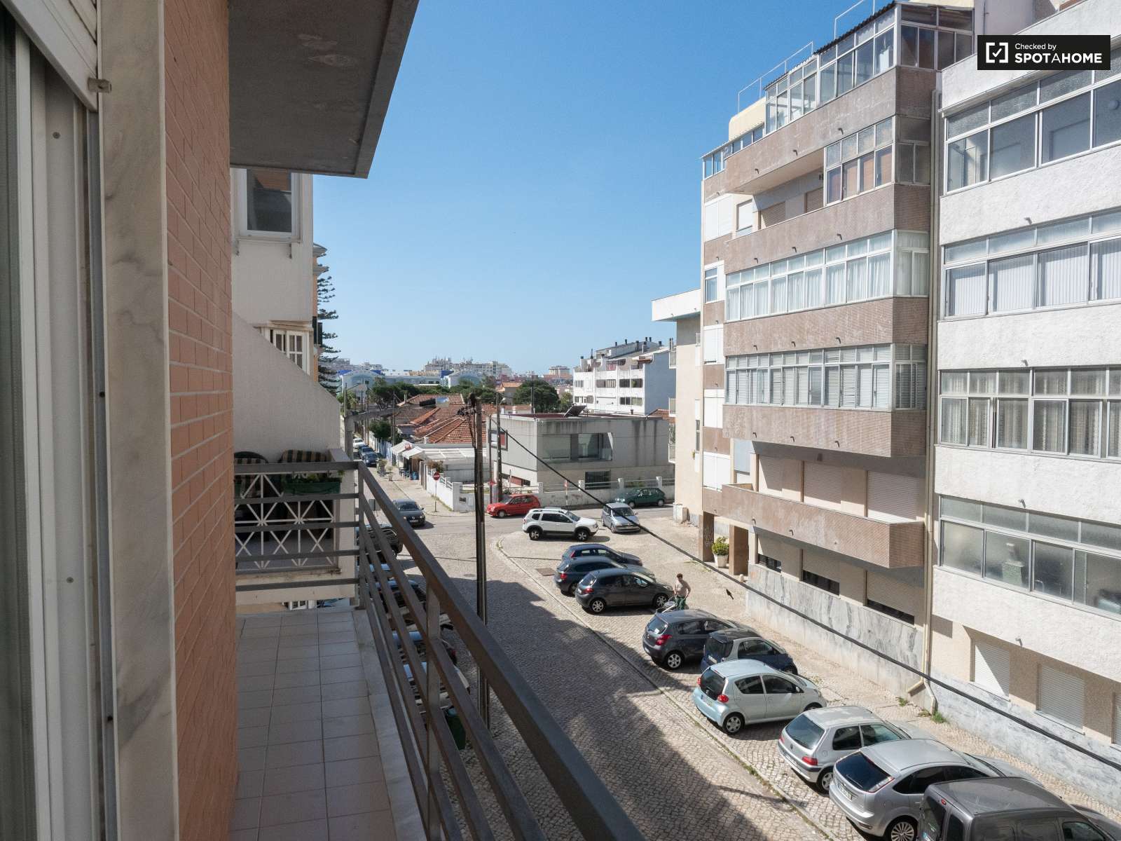 Single Bed in Sunny rooms for rent in flatshare near beach in Costa da Caparica