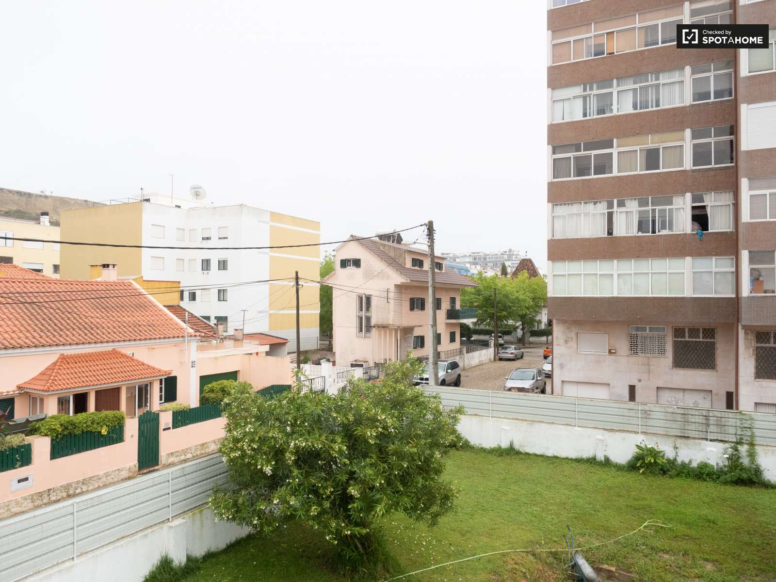 Double bed in Rooms to rent in spacious 6-bedroom house in Caparica, Lisbon