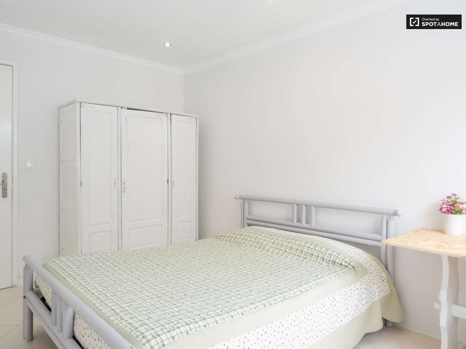 Double bed in Rooms to rent in spacious 6-bedroom house in Caparica, Lisbon